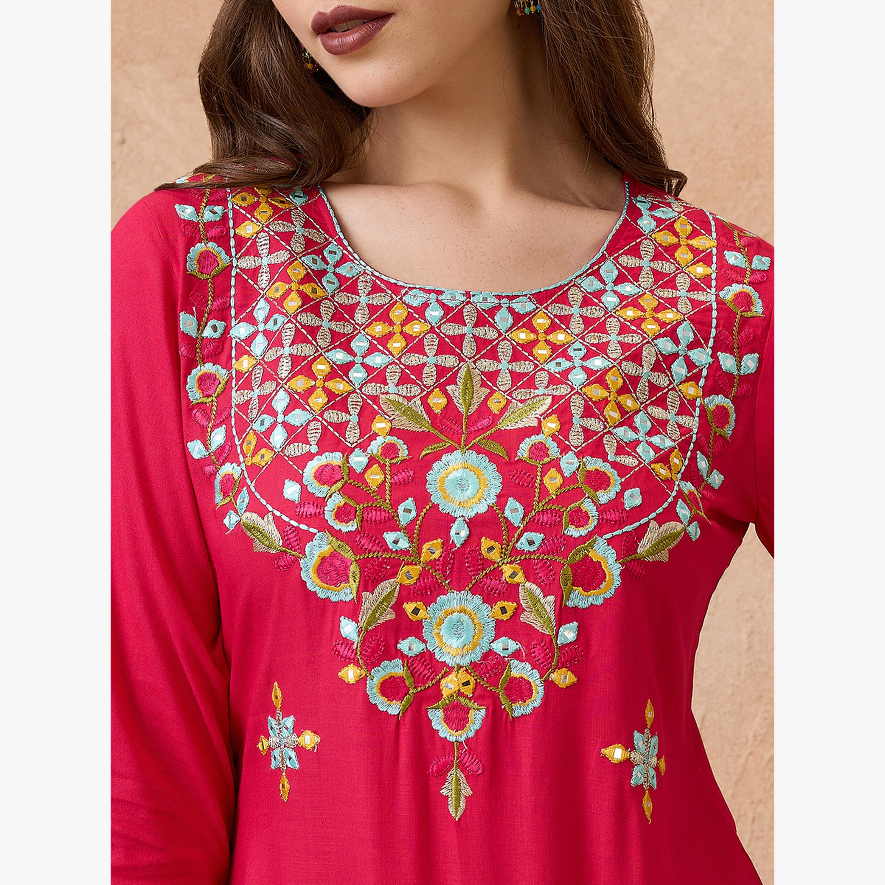 طقم كورتا مستقيمة وردية مطرزة بالزهور بياقة دائرية مع بنطال ودوباتا تاي داي-women-clothing-ethnicwear-kurtasets-image-4