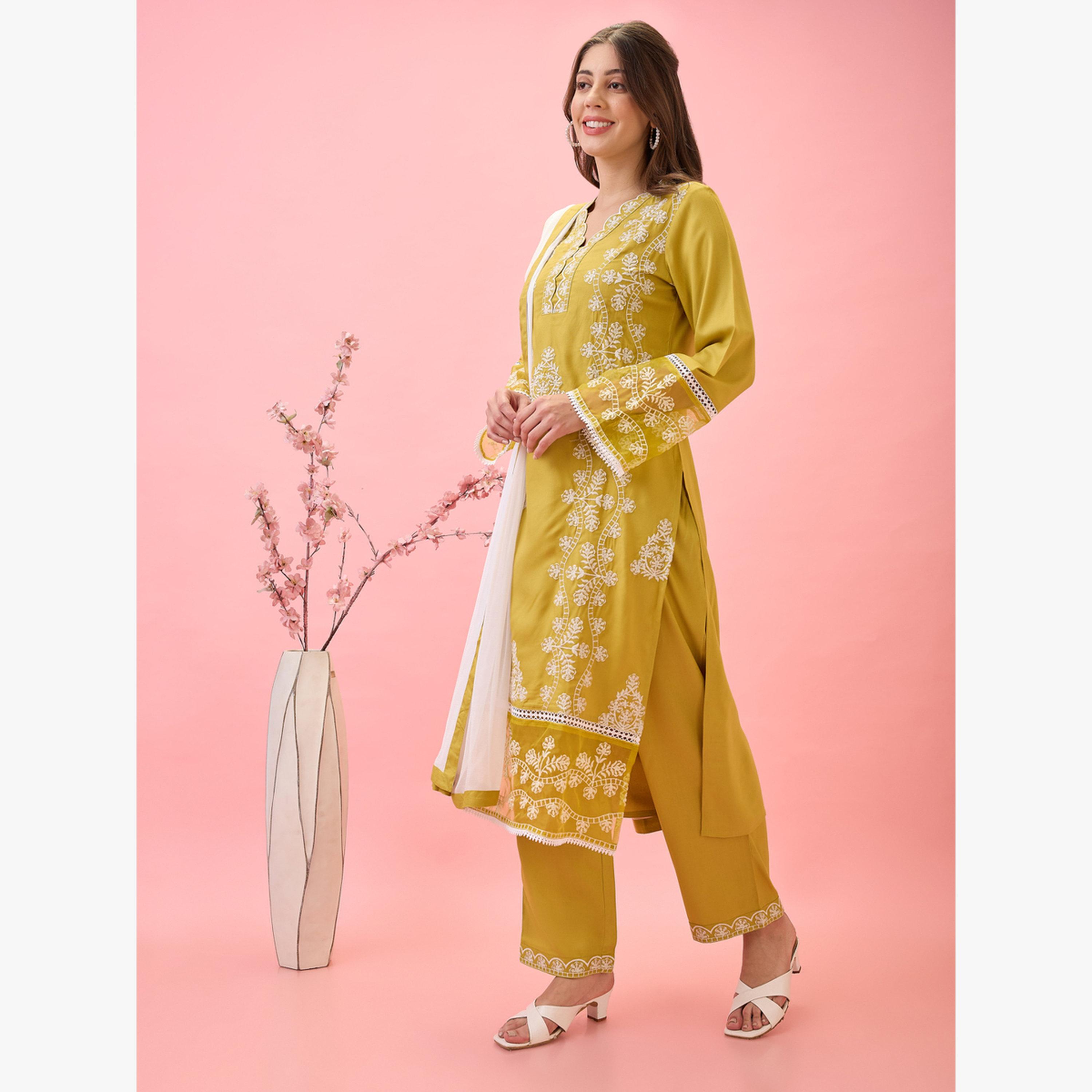 Globus X Styli Scalloped V-Neck Lace Insert Embroidered Straight Kurta and Pants Set-women-clothing-ethnicwear-kurtasets-image-2