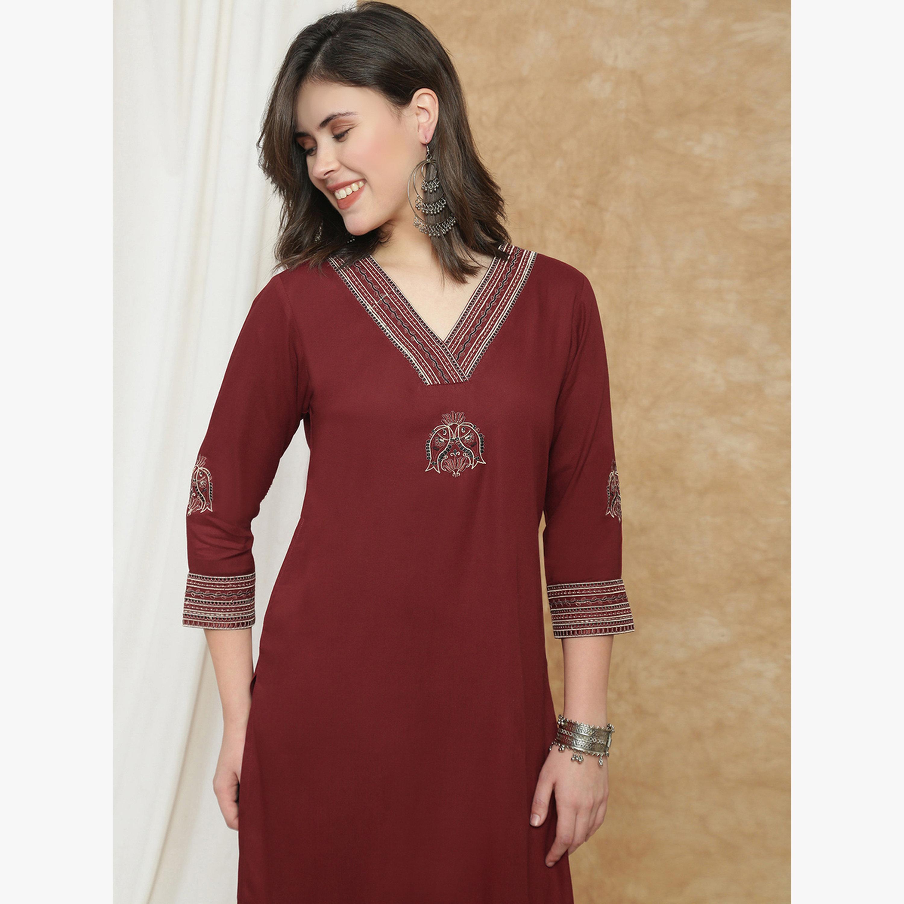 طقم كورتا مستقيمة مطرزة بلون خمري مع بنطال-women-clothing-ethnicwear-kurtasets-image-3