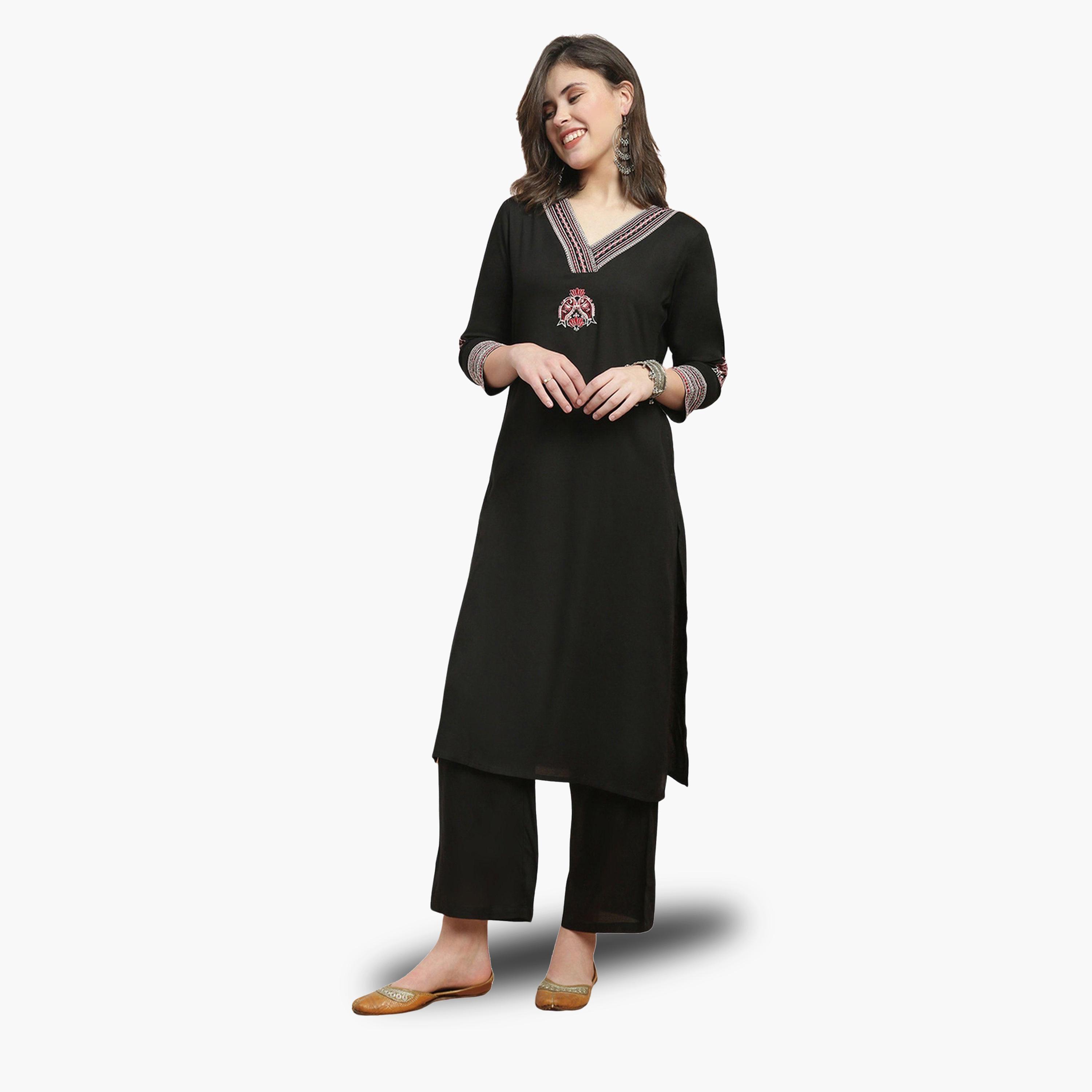 طقم كورتا مستقيمة مطرزة بلون أسود مع بنطال-women-clothing-ethnicwear-kurtasets-image-1