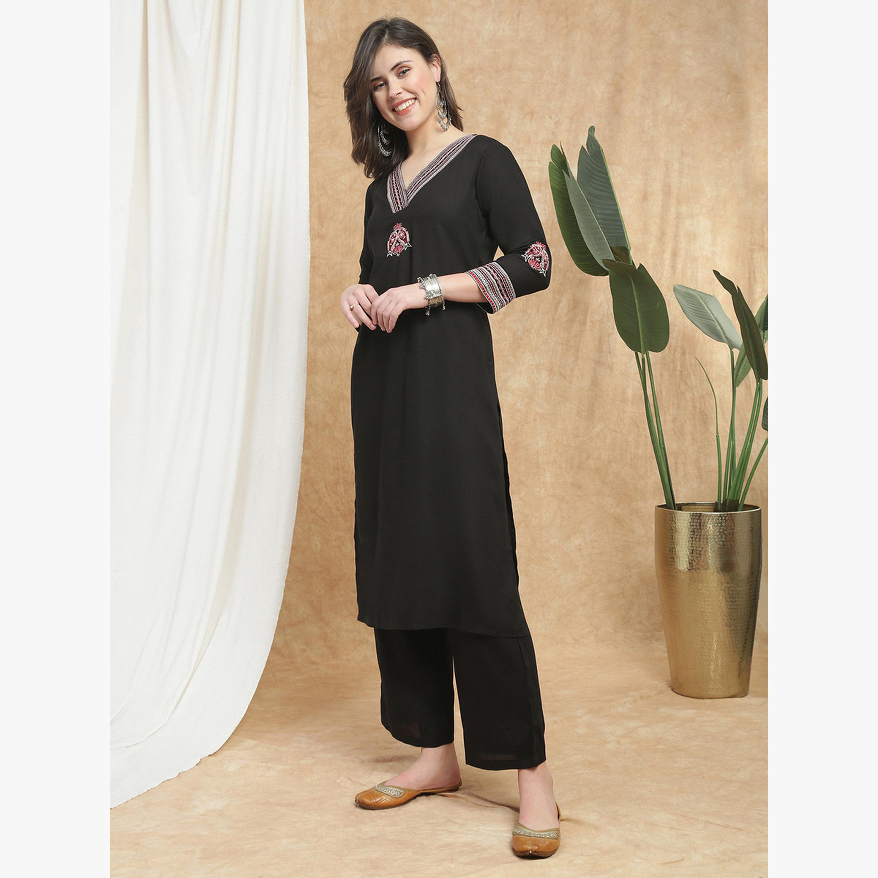 طقم كورتا مستقيمة مطرزة بلون أسود مع بنطال-women-clothing-ethnicwear-kurtasets-image-2