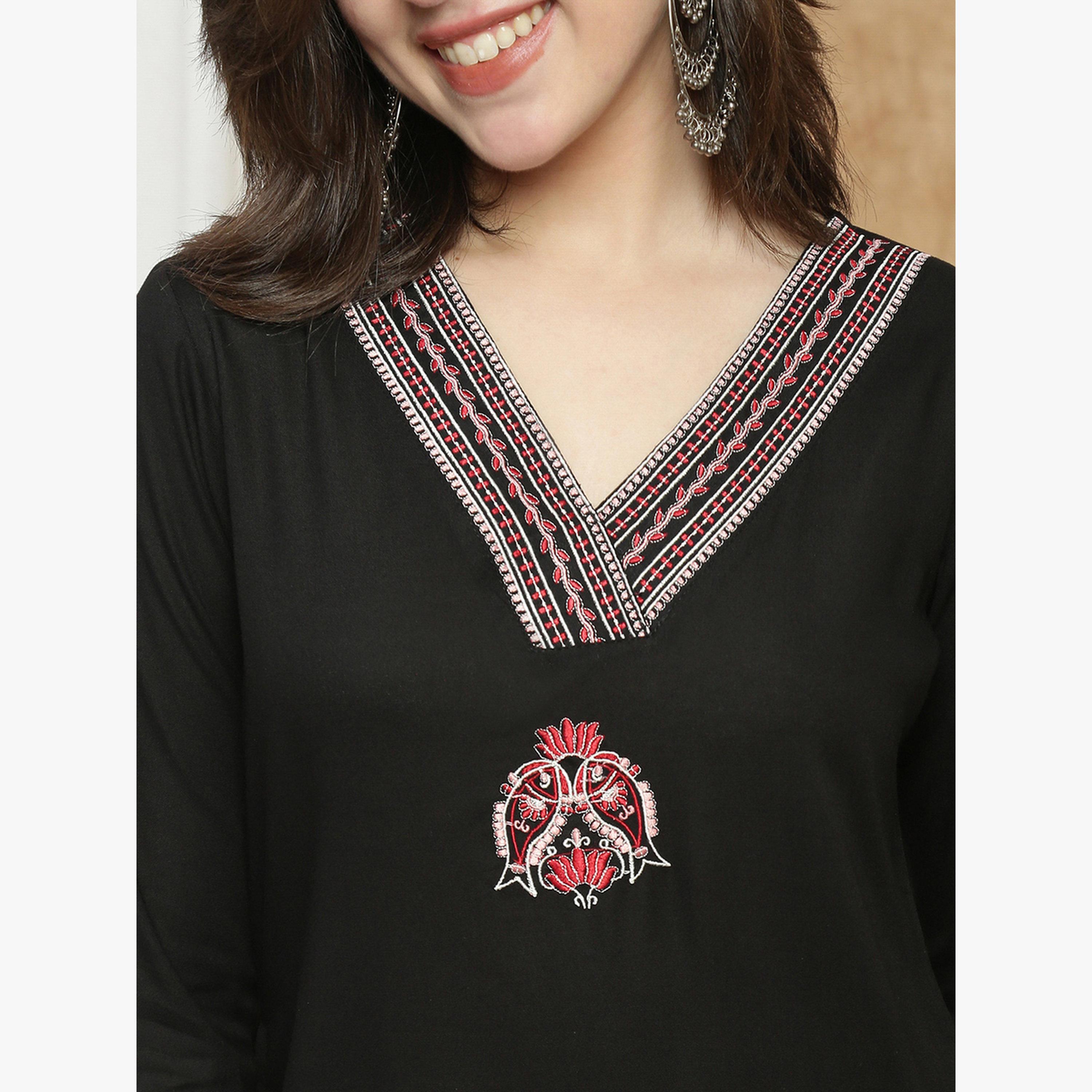 طقم كورتا مستقيمة مطرزة بلون أسود مع بنطال-women-clothing-ethnicwear-kurtasets-image-4