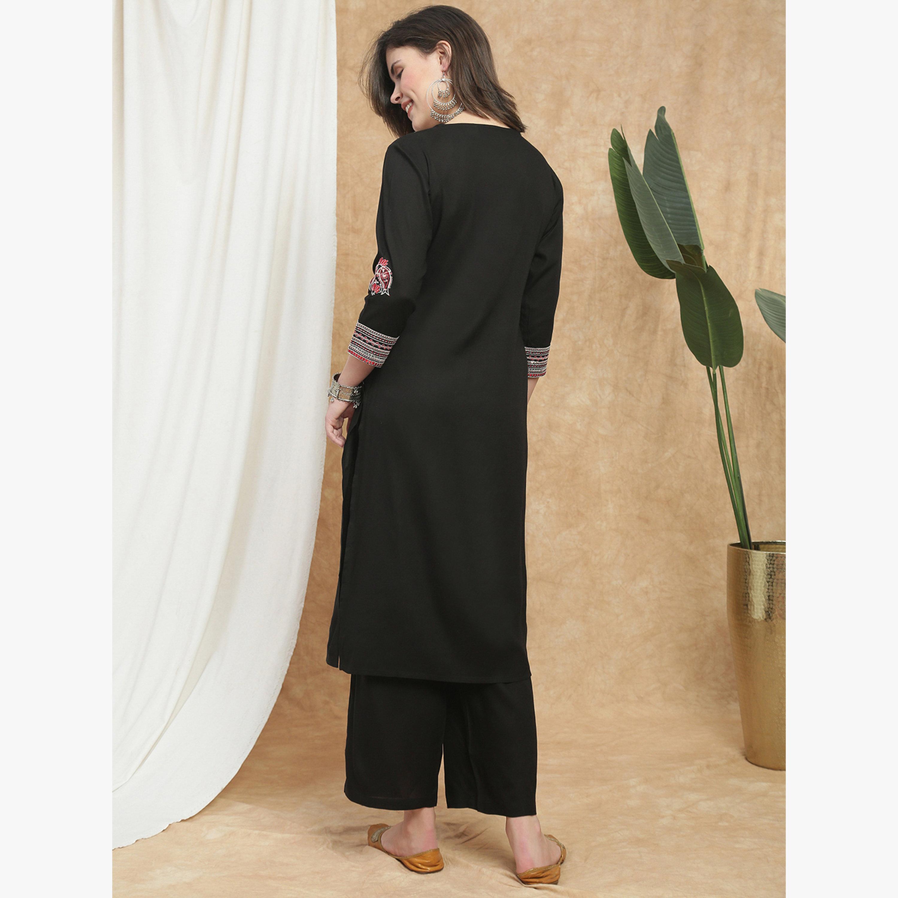 طقم كورتا مستقيمة مطرزة بلون أسود مع بنطال-women-clothing-ethnicwear-kurtasets-image-6