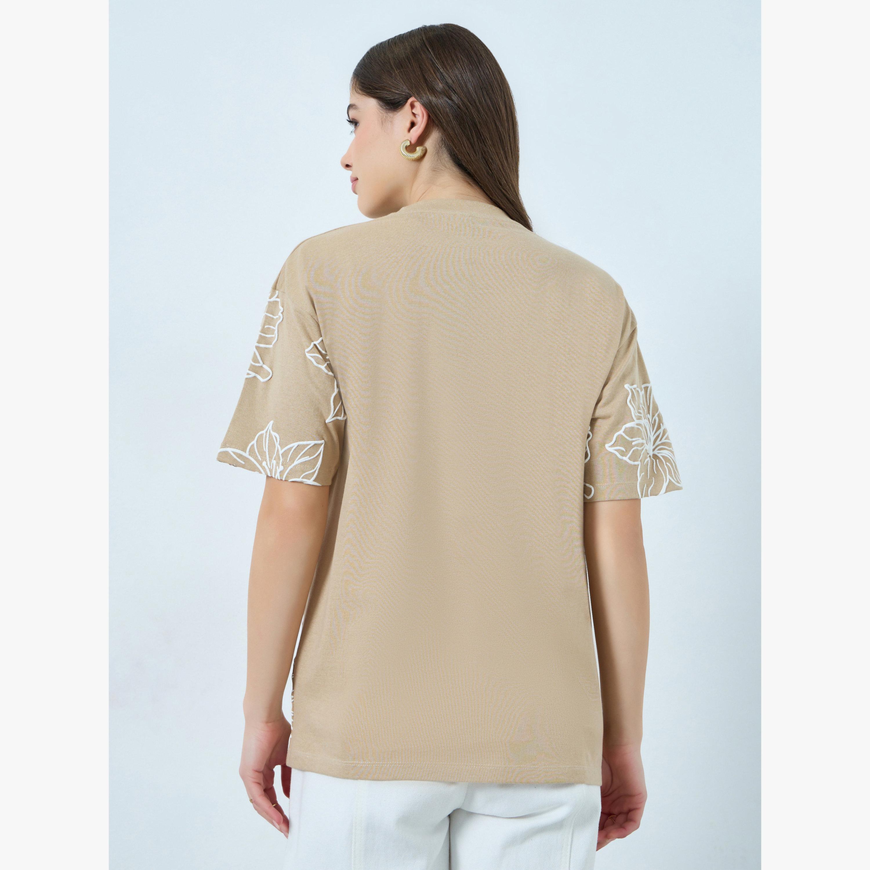 تيشيرت بطبعة أزهار بارزة وقصة واسعة-women-clothing-tshirts-image-4