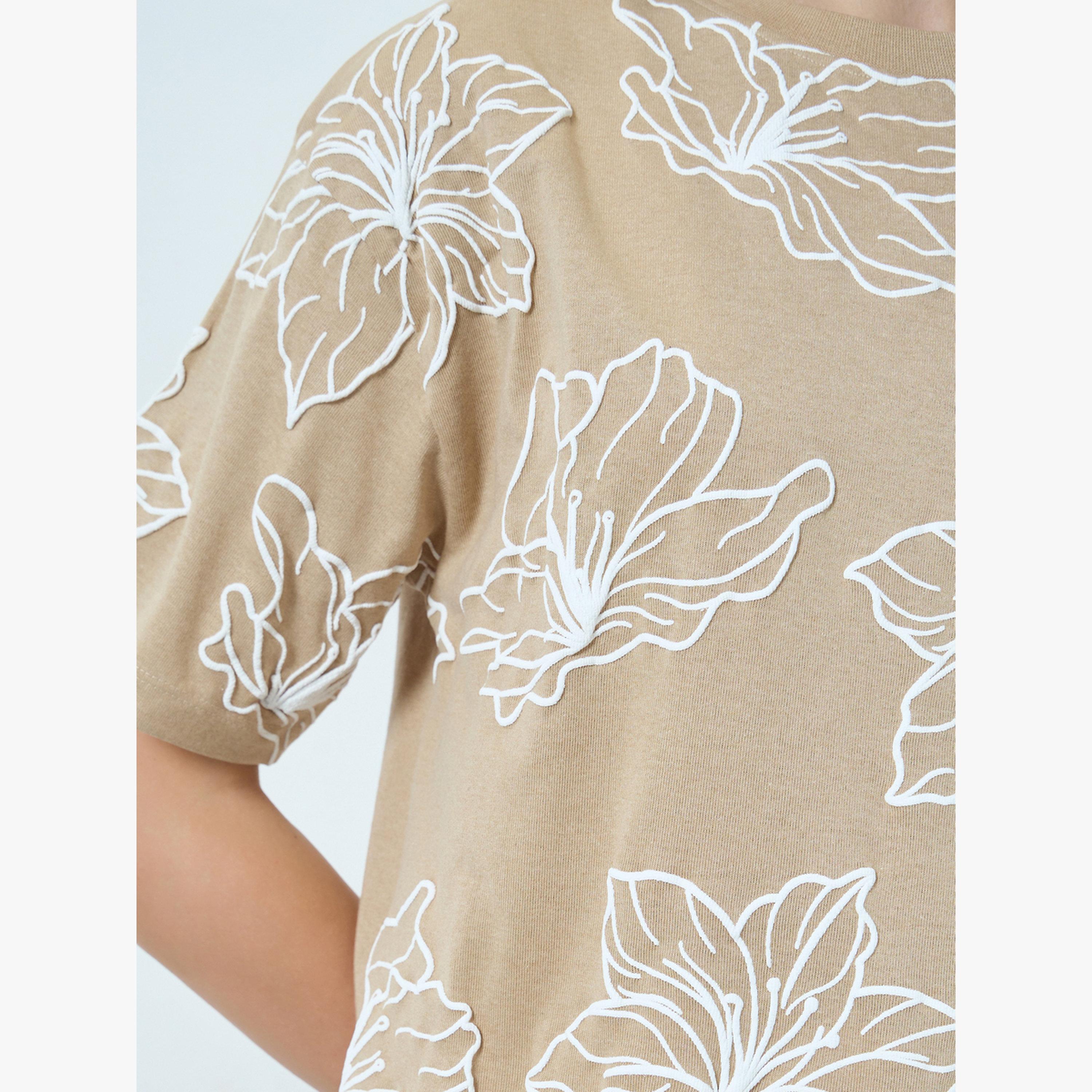 تيشيرت بطبعة أزهار بارزة وقصة واسعة-women-clothing-tshirts-image-5