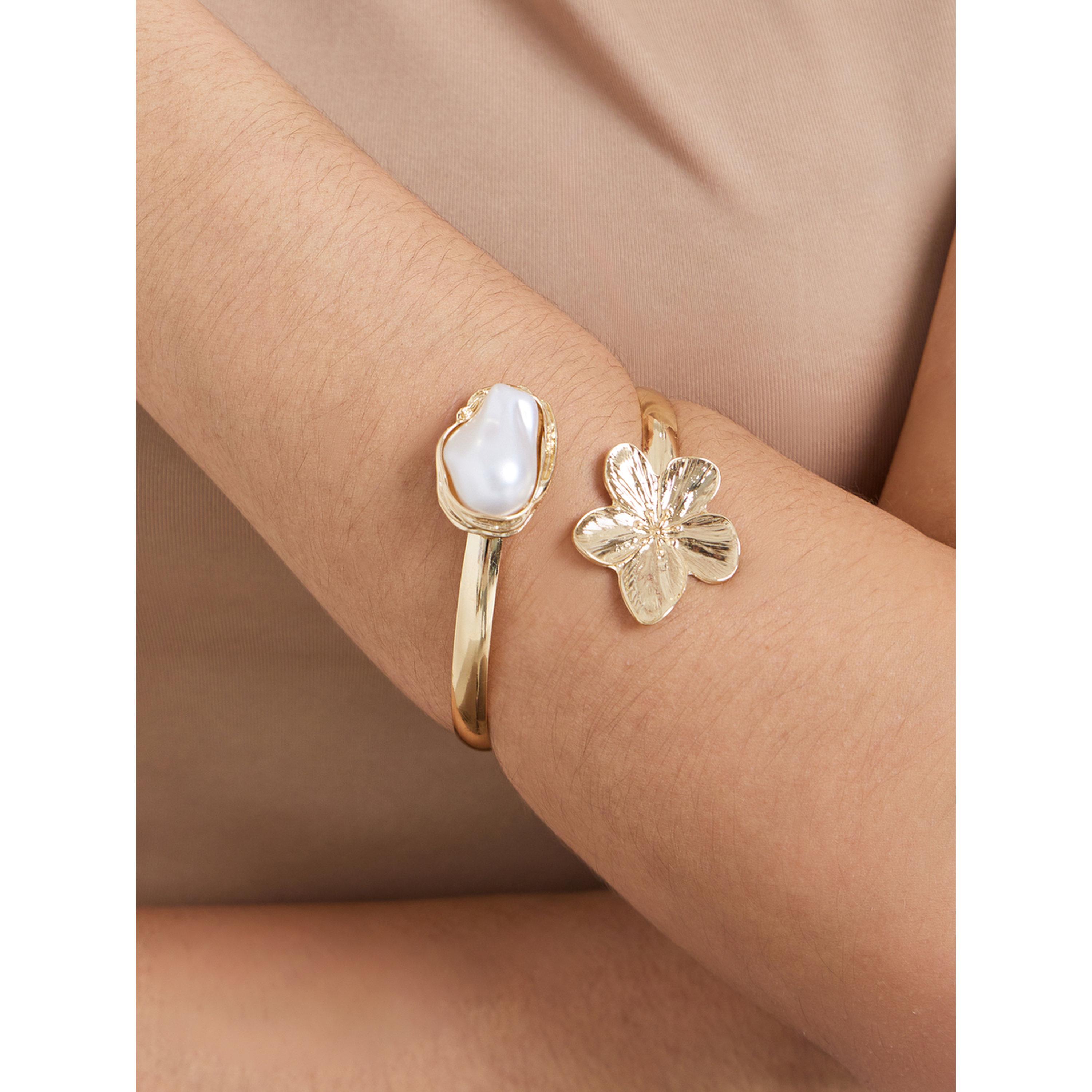 سوار كفة بزهور ولؤلؤ-women-watchesandjewellery-jewellery-banglesandbracelets-image-2