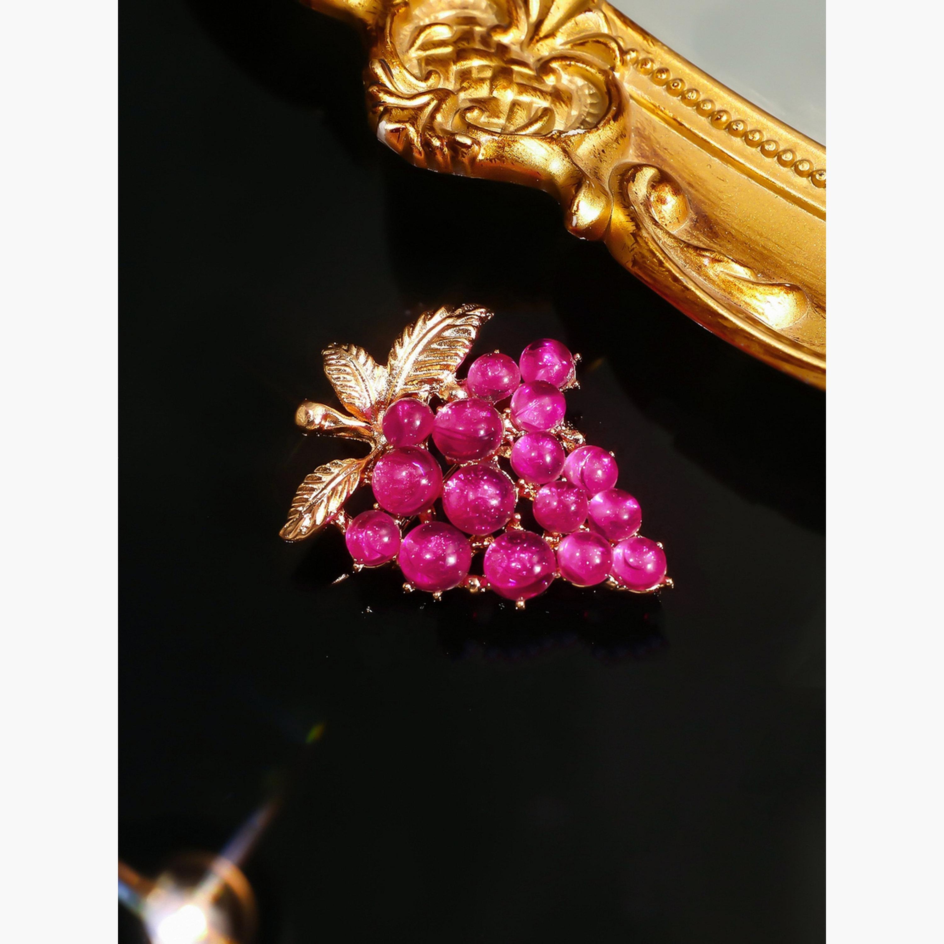 بروش مزين على شكل عنب بنمط متناقض-women-watchesandjewellery-jewellery-brooches-image-1