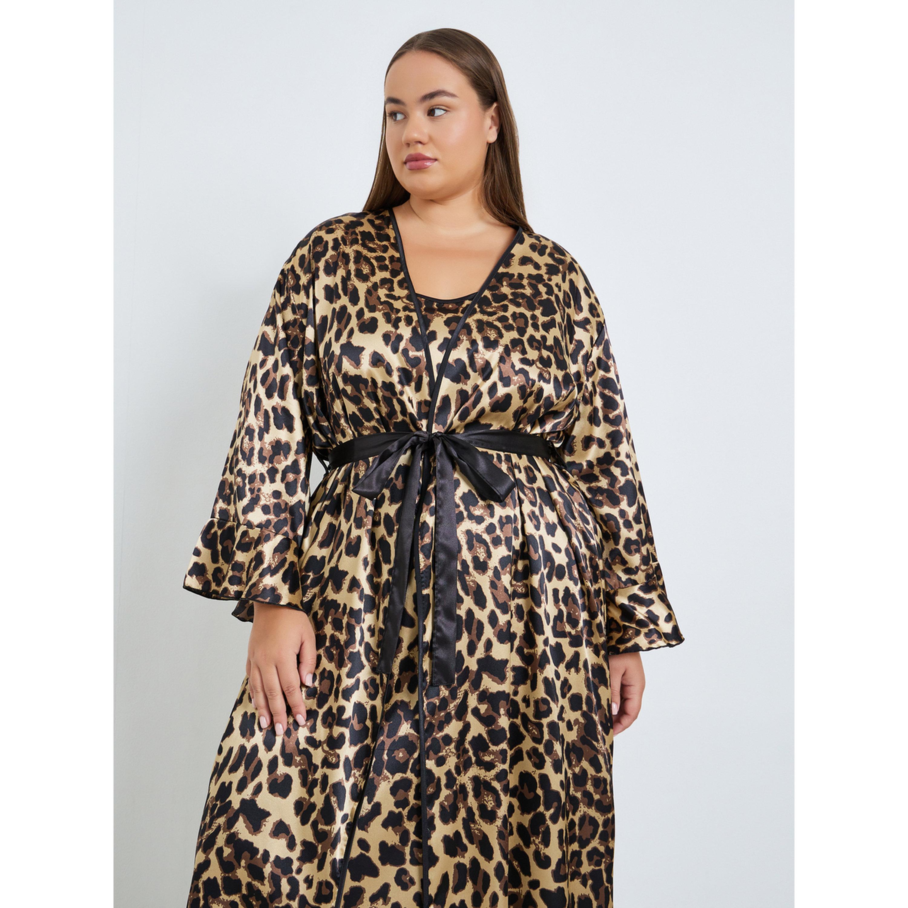 طقم من روب بنقشة الفهد وفستان ستان بحمالات مقاسات كبيرة-women-clothing-nightwear-robes-image-2