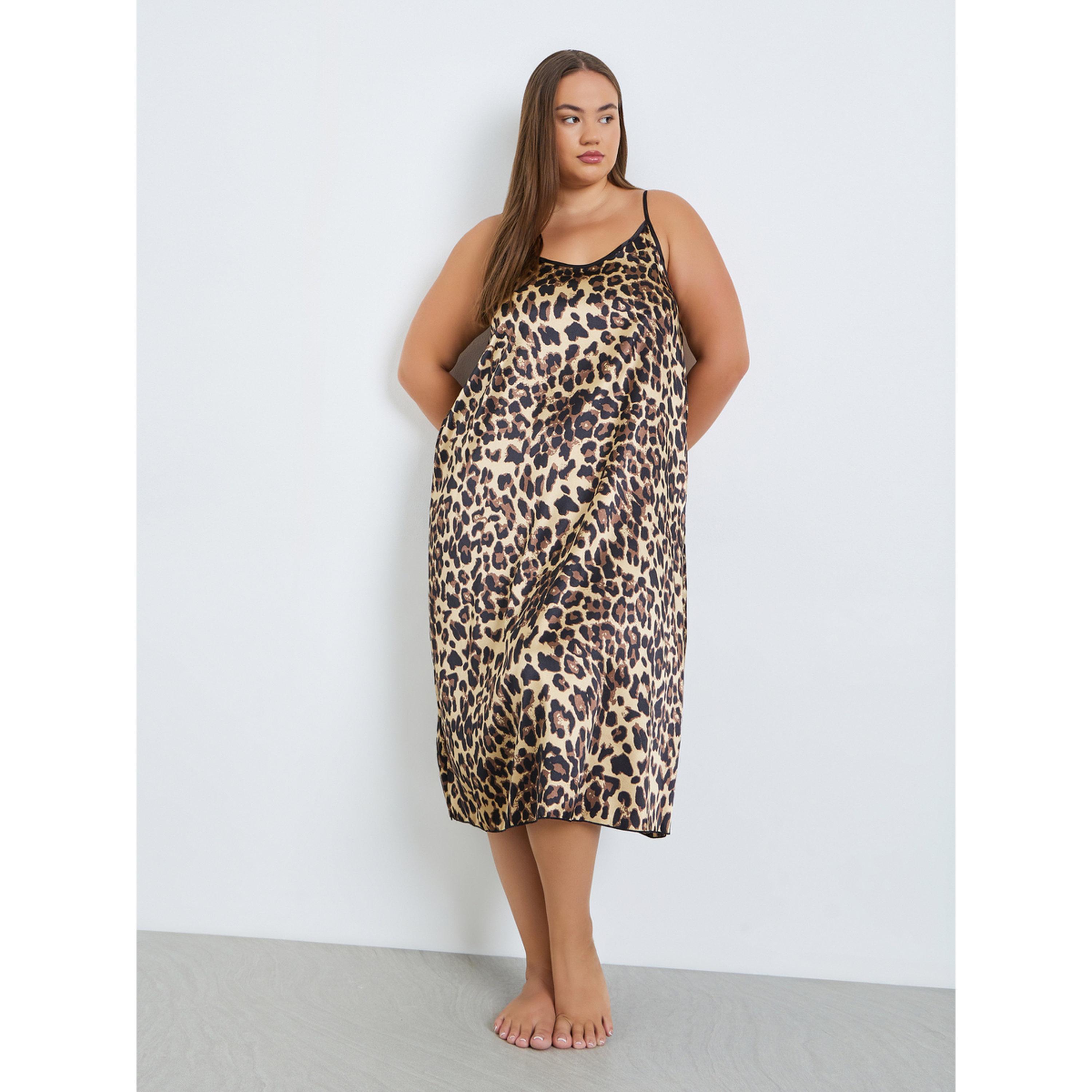 طقم من روب بنقشة الفهد وفستان ستان بحمالات مقاسات كبيرة-women-clothing-nightwear-robes-image-3