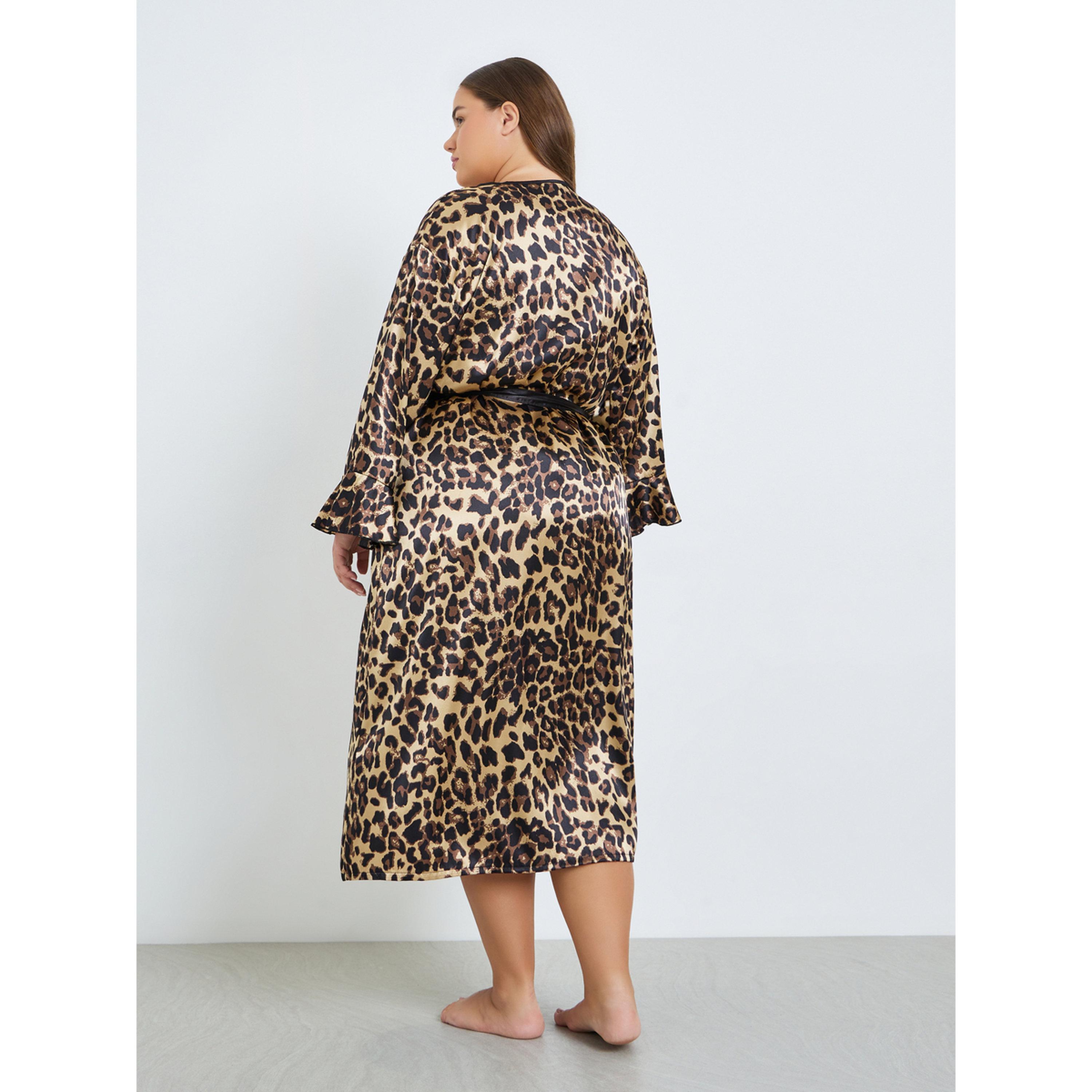 طقم من روب بنقشة الفهد وفستان ستان بحمالات مقاسات كبيرة-women-clothing-nightwear-robes-image-4