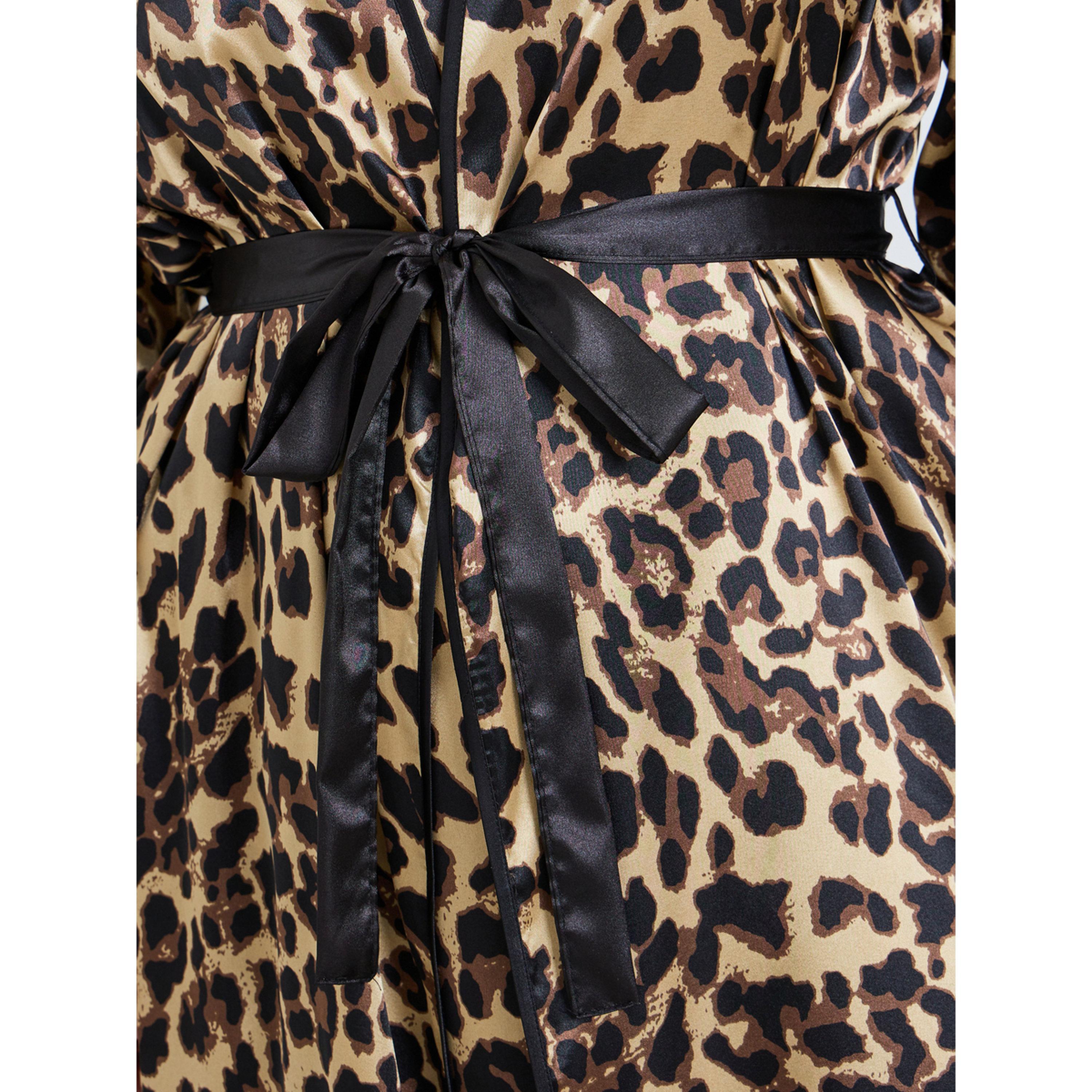 طقم من روب بنقشة الفهد وفستان ستان بحمالات مقاسات كبيرة-women-clothing-nightwear-robes-image-5