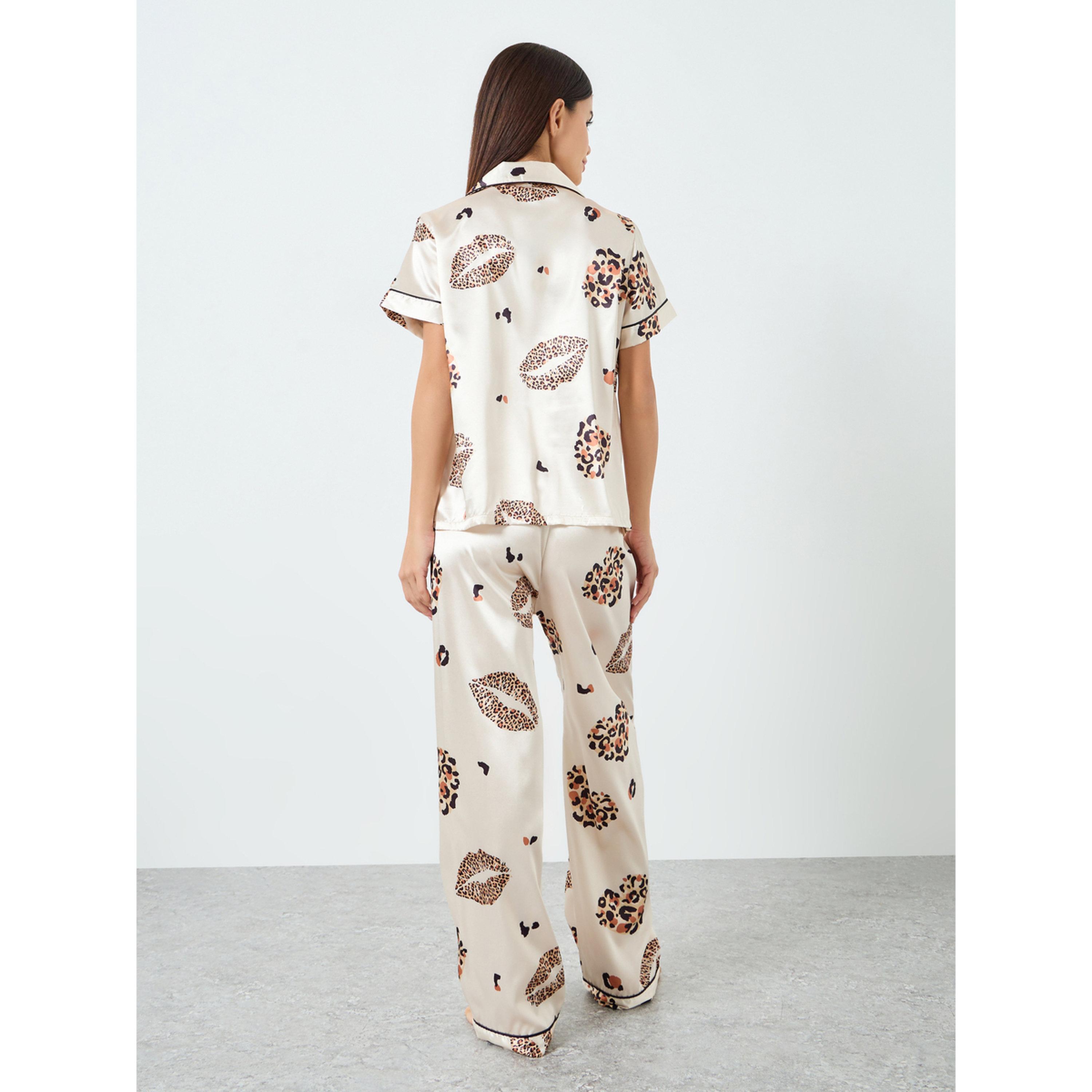 طقم بيجاما وقميص ساتان بطبعة جرافيك-women-clothing-nightwear-pyjamas-longsets-image-3