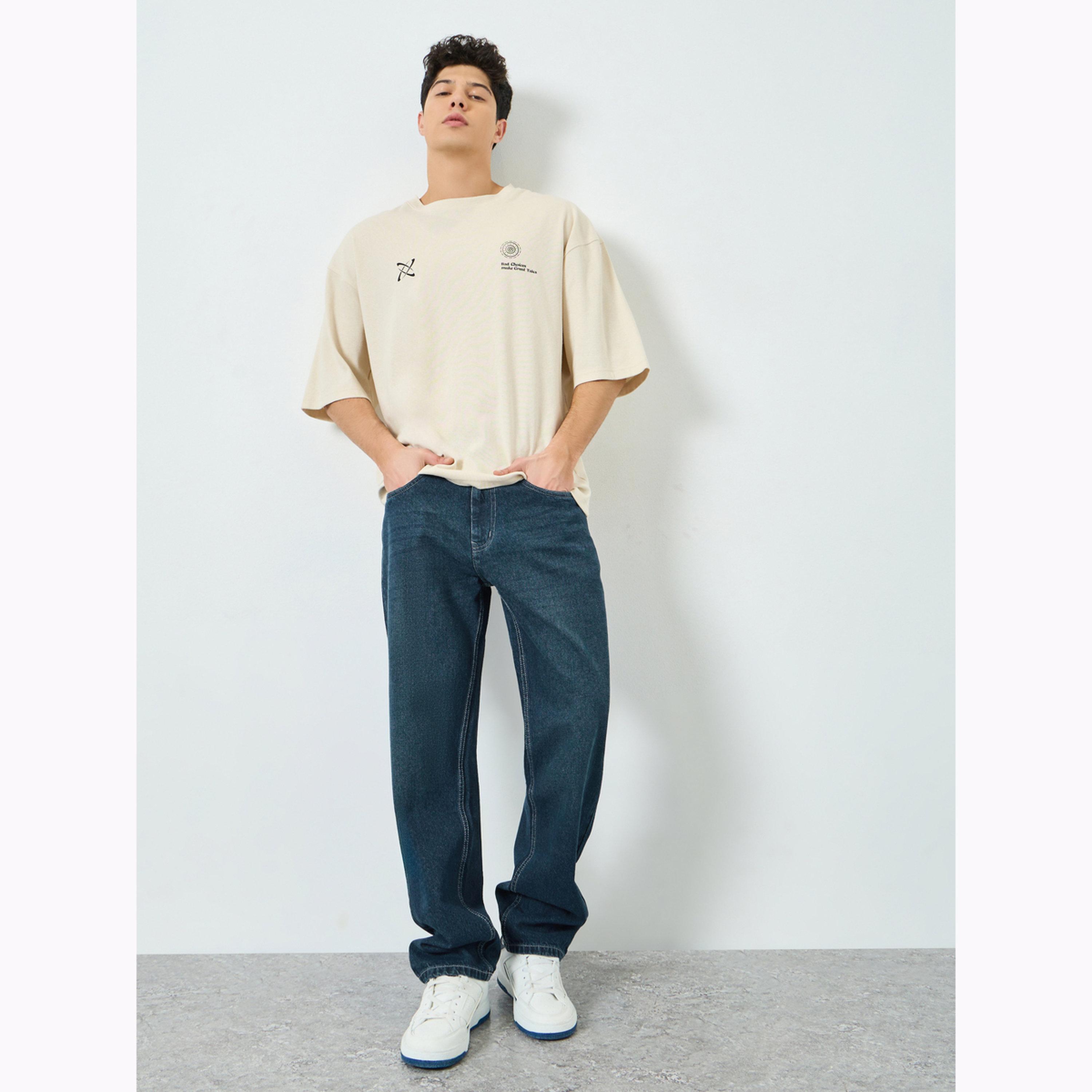 جينز قصة مريحة وتصميم ألواح وتفاصيل درزات مباينة لون أزرق للرجال-men-clothing-bottoms-jeans-image-2