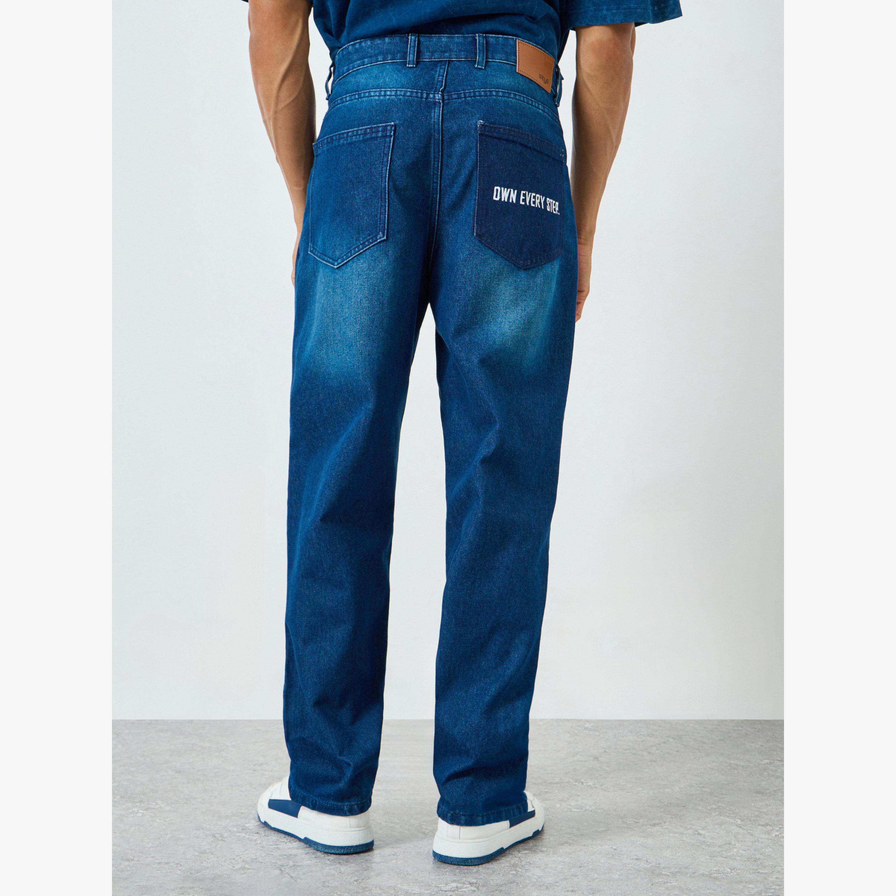 جينز بتفاصيل مشطوفة وقصة سائبة-men-clothing-bottoms-jeans-image-4