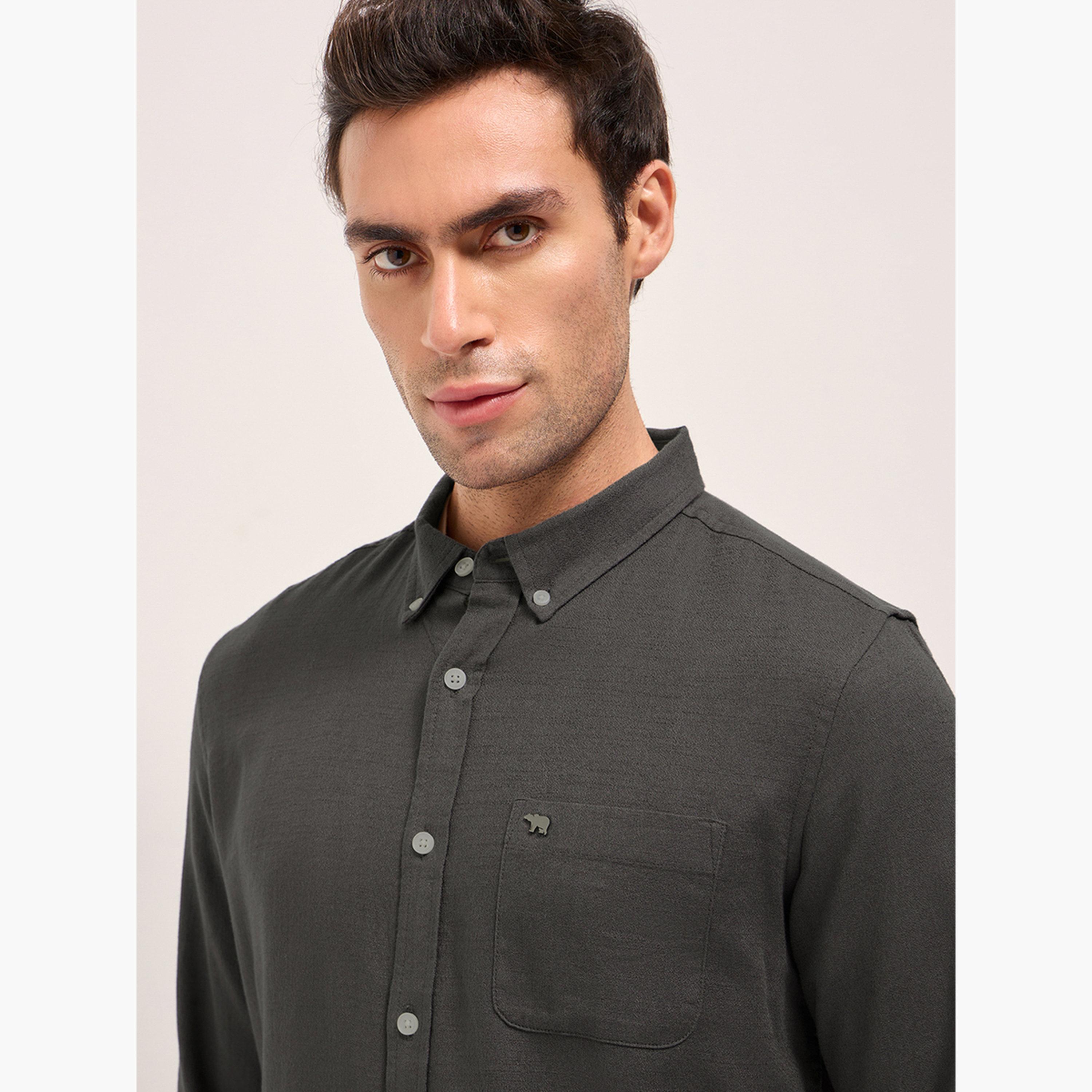 ذا بير هاوس × ستايلي - قميص رجالي قطني سادة بقصة ضيقة لإطلالة الكاجوال-men-clothing-shirts-image-2