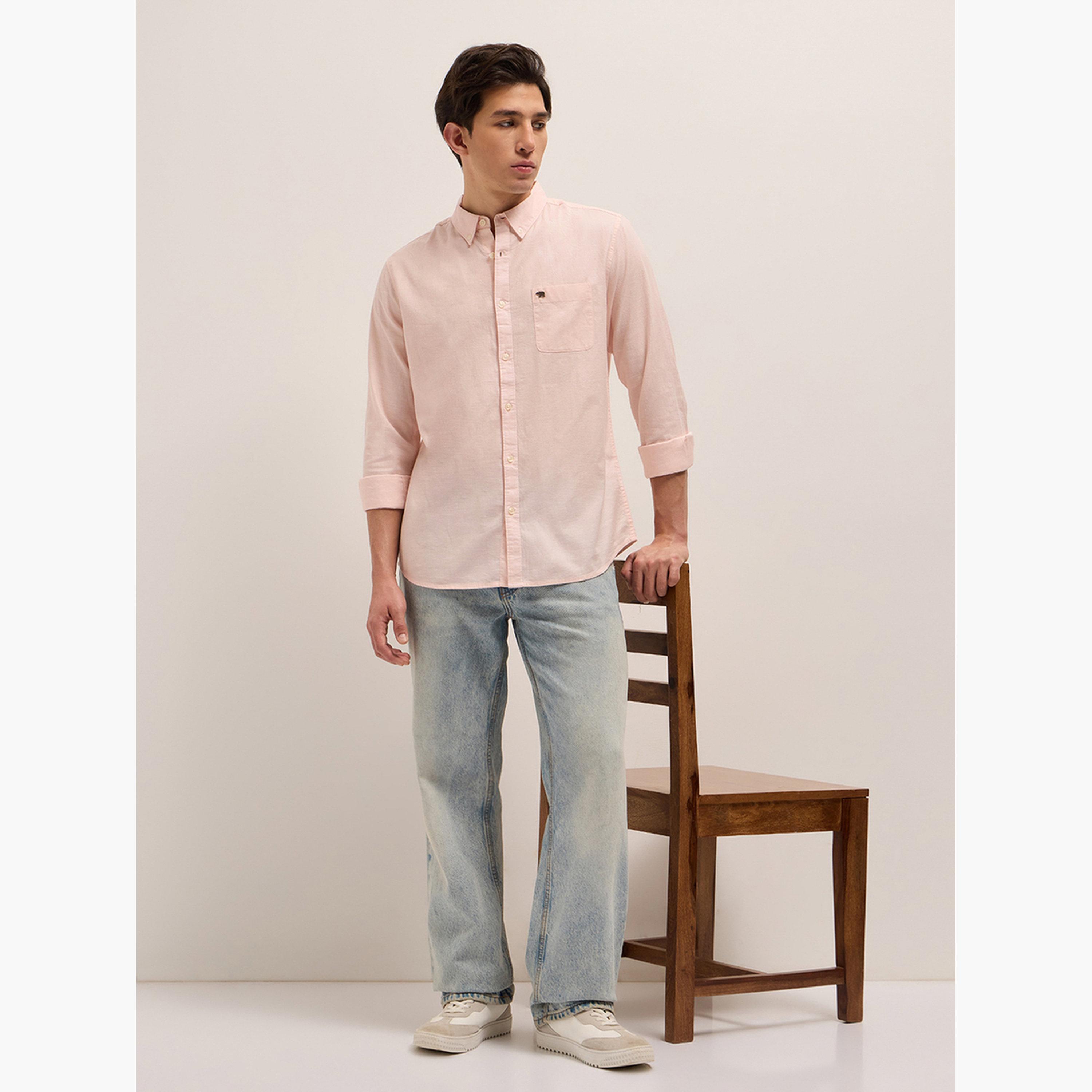 ذا بير هاوس × ستايلي - قميص قطني وردي سادة بقصة ضيقة غير رسمية-men-clothing-shirts-image-3