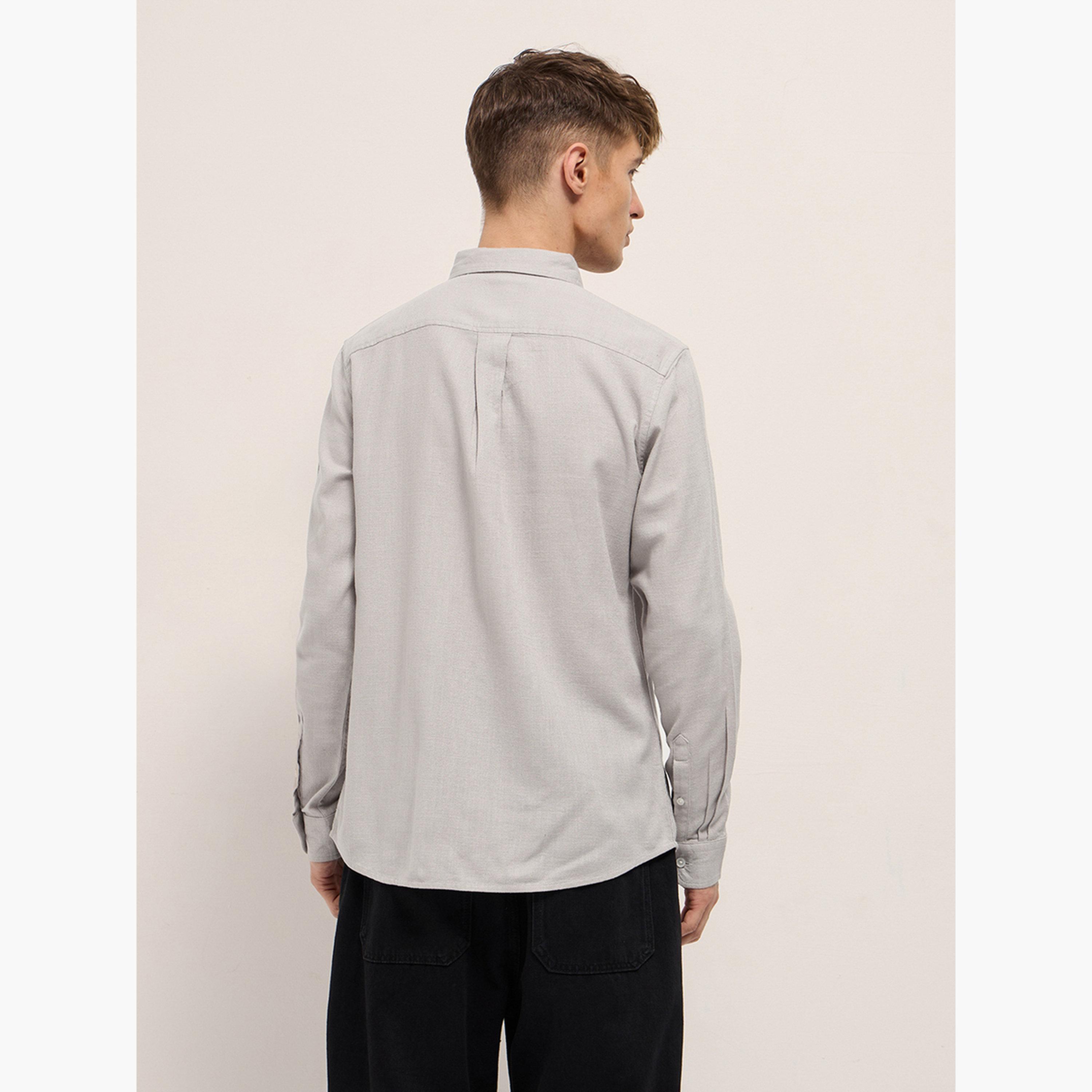 ذا بير هاوس × ستايلي - قميص رجالي قطني سادة بقصة ضيقة لإطلالة الكاجوال-men-clothing-shirts-image-6