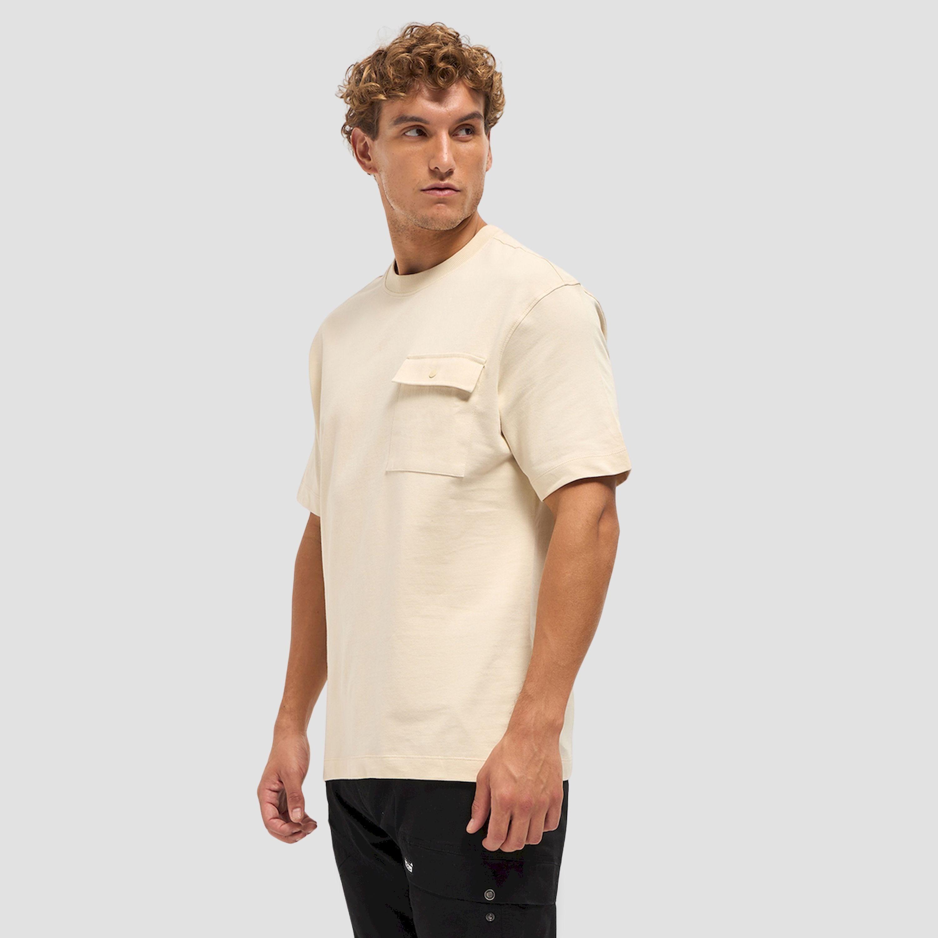تيشيرت رجالي بطبعة نصية وقصة فضفاضة-men-clothing-tshirtsandpolos-tshirts-image-3