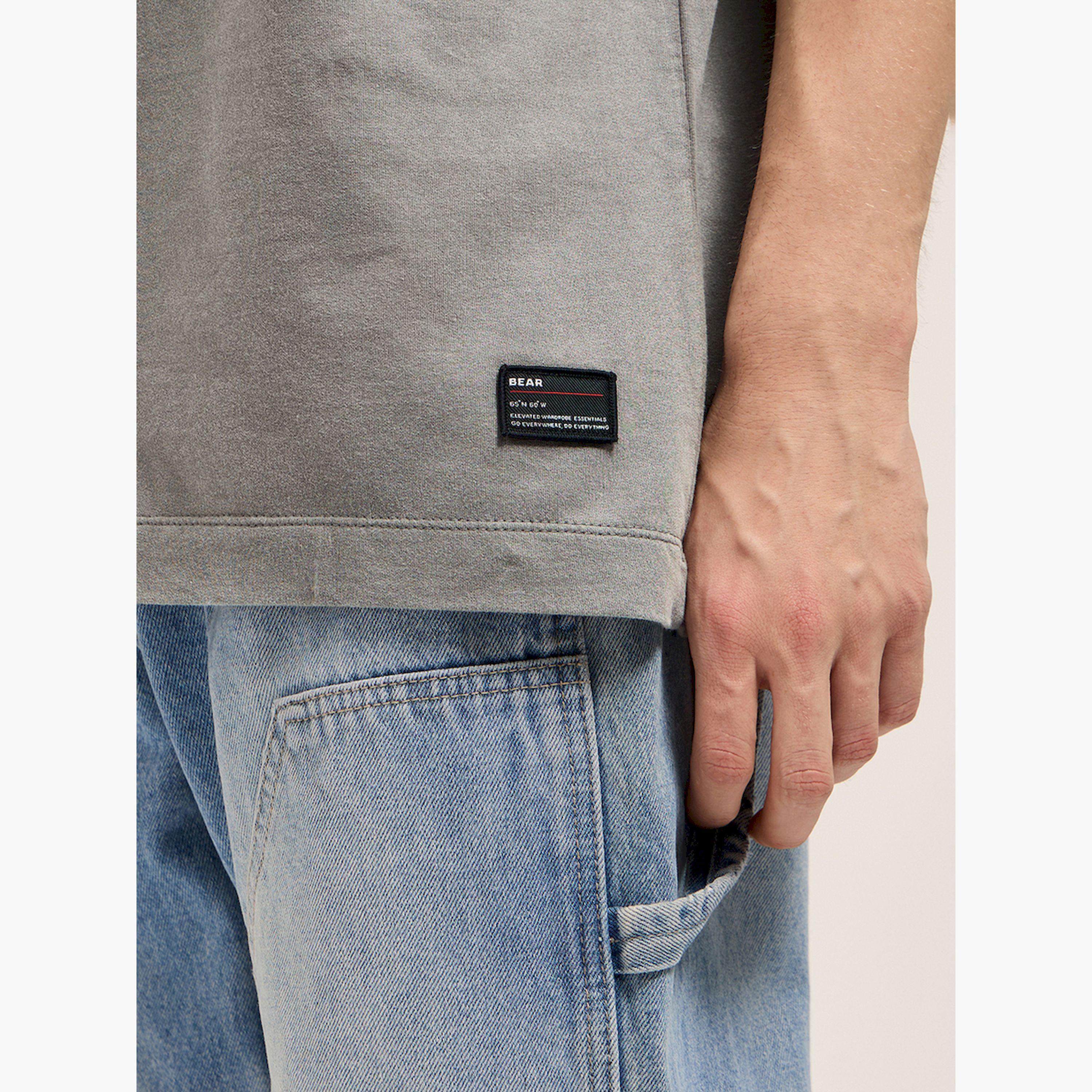 تيشيرت رجالي قطن خالص بطبعة جرافيك وقصة فضفاضة-men-clothing-tshirtsandpolos-tshirts-image-4