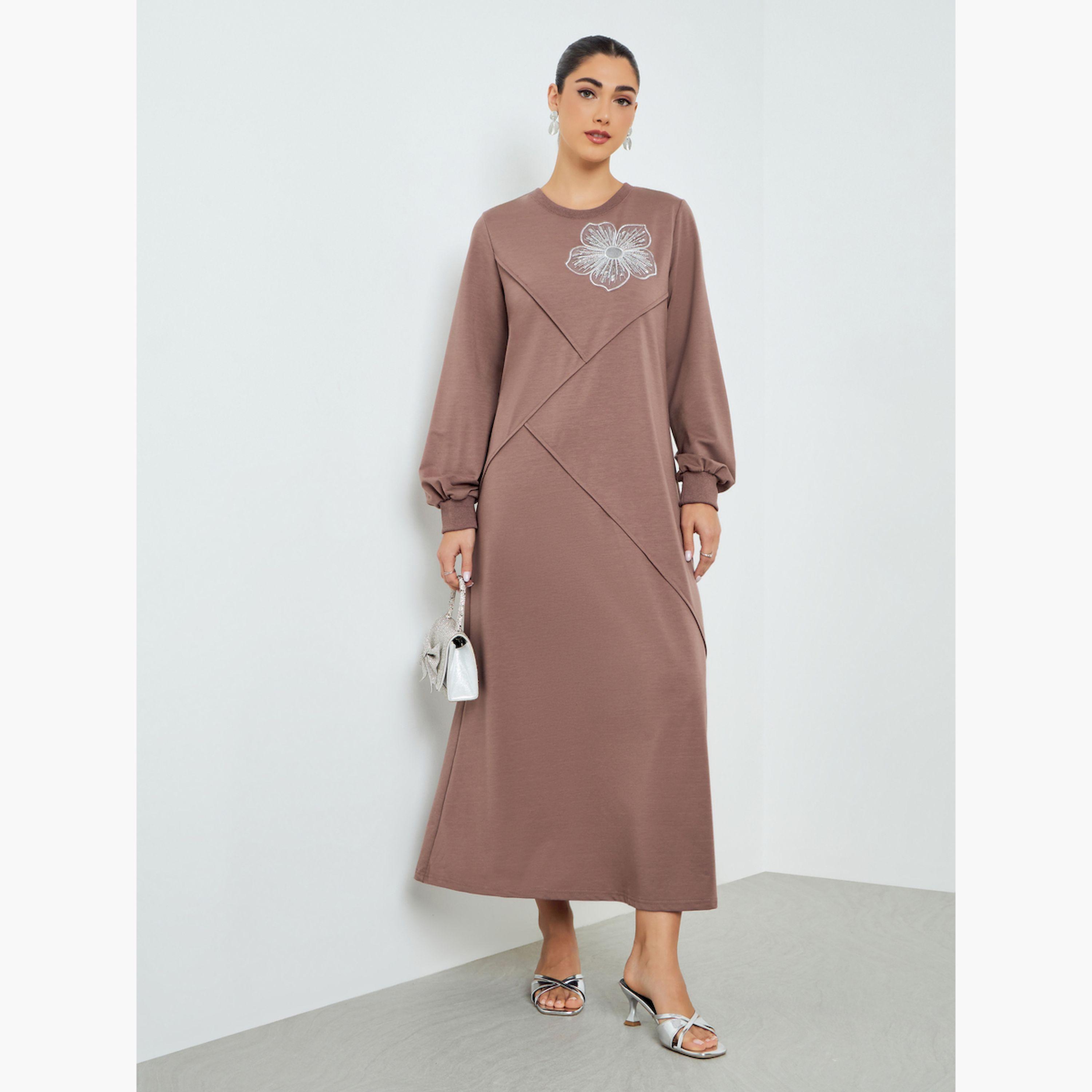 جلابية بحافة واسعة وتفاصيل مُطرّزة-women-arabicclothing-jalabiyas-image-3