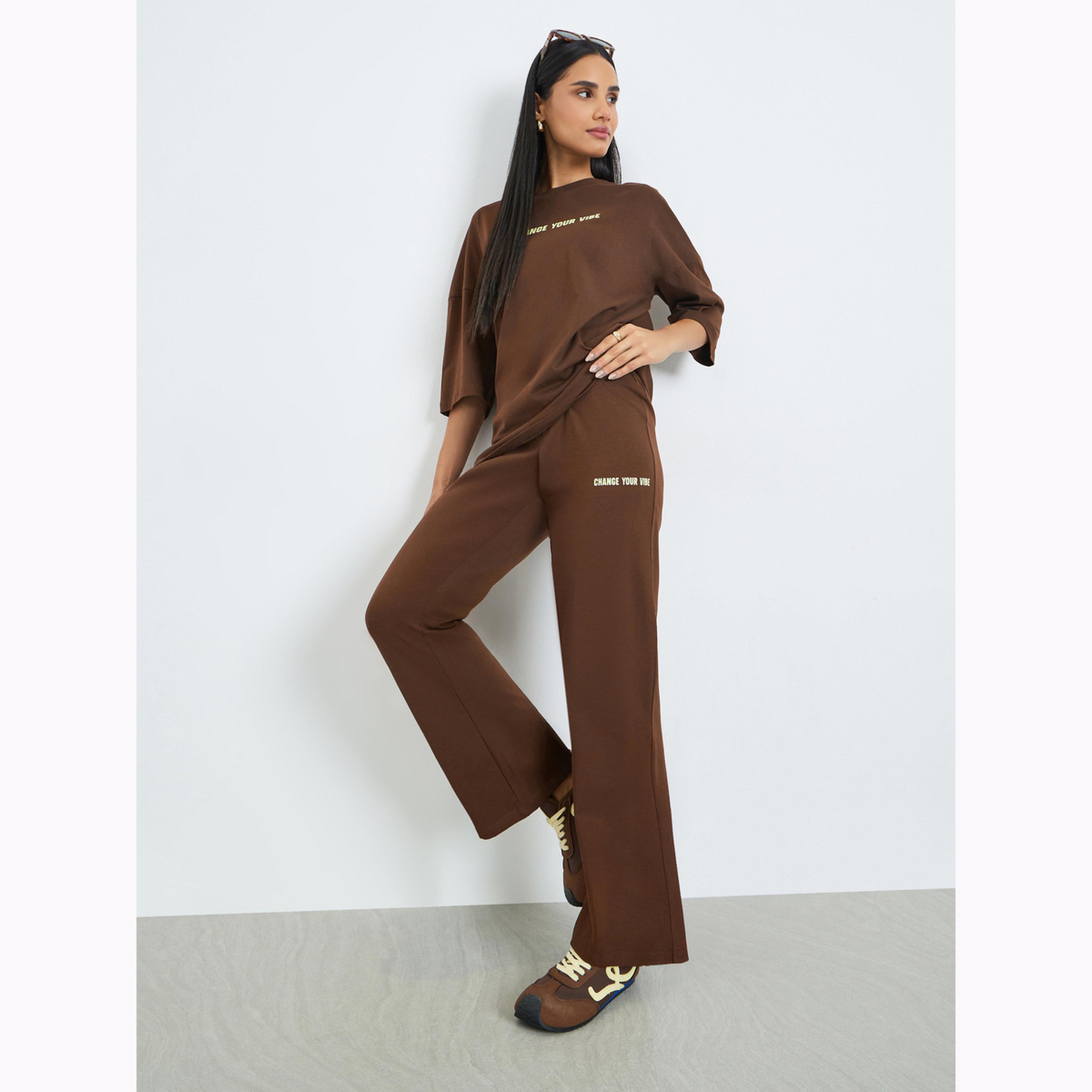 طقم منسق من ليقنز واسع وتيشيرت بطبعات-women-clothing-coordsets-image-1