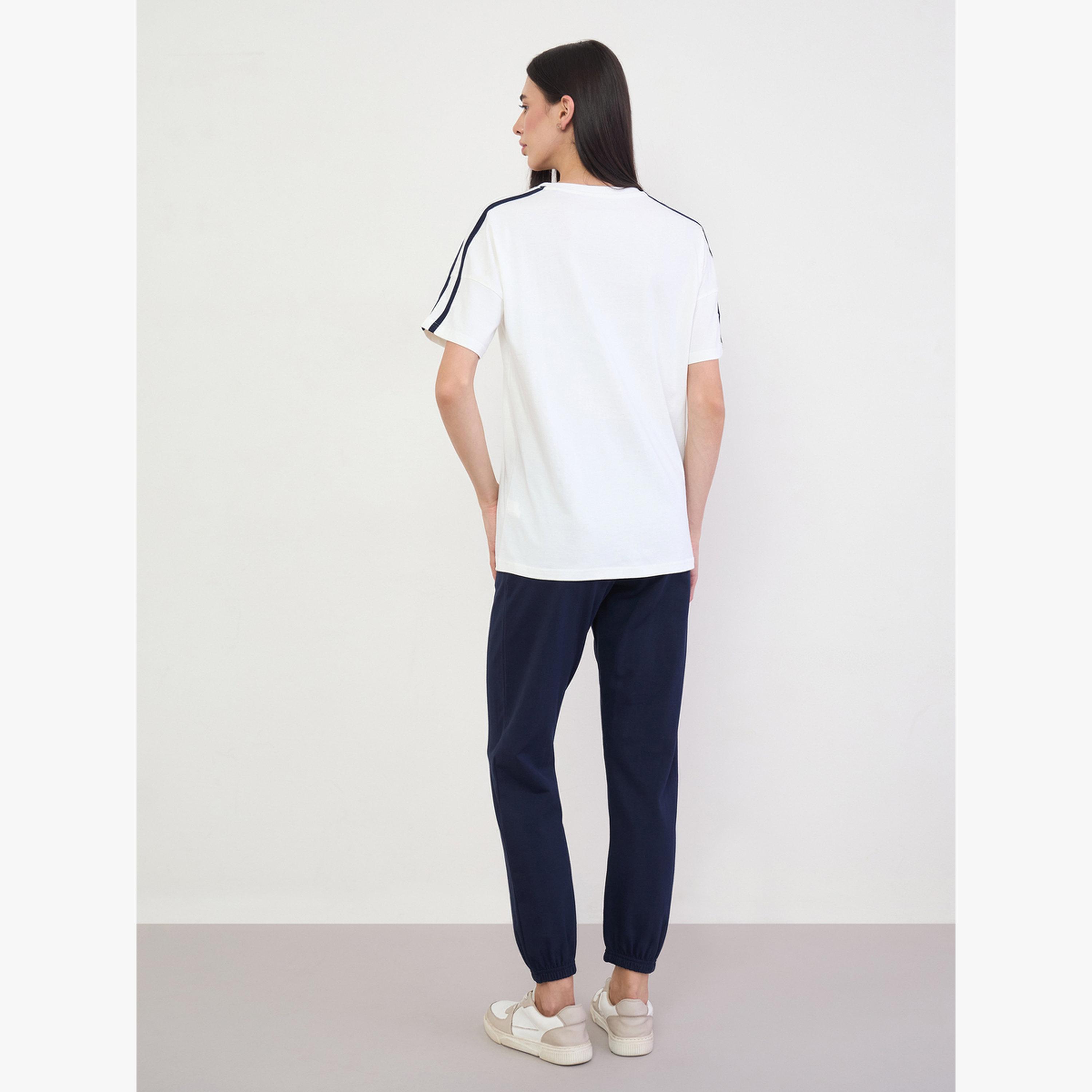 طقم منسق من جوغر بأساور وتيشيرت كبير الحجم ومطبع-women-clothing-coordsets-image-3