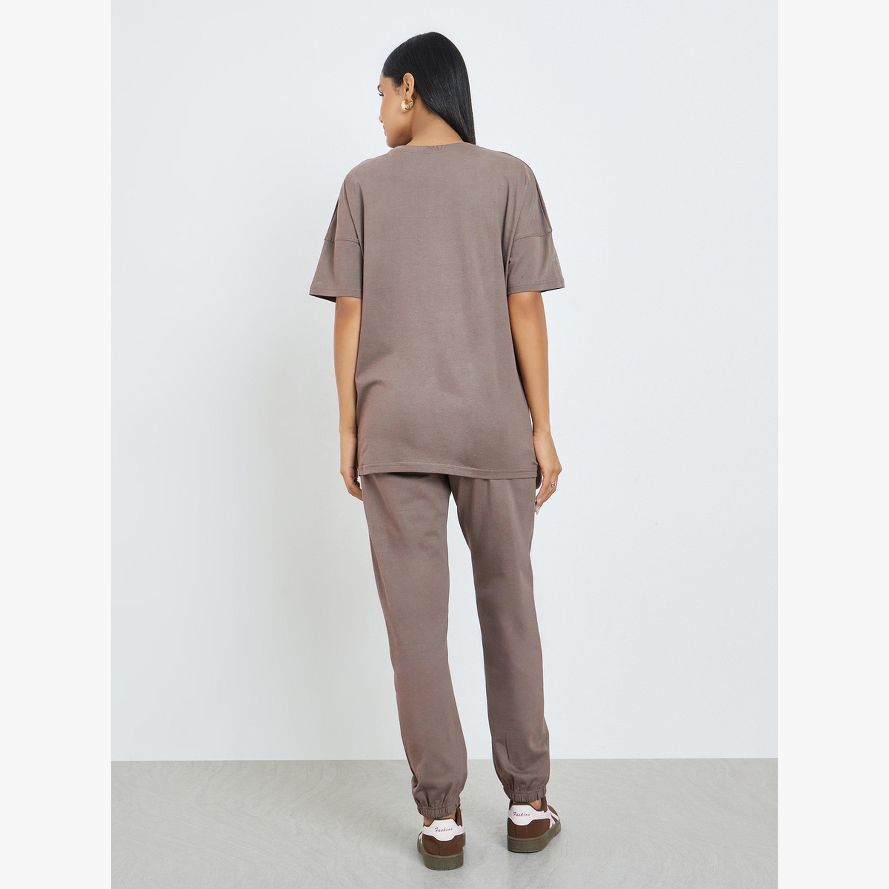 طقم منسق من جوغر بأساور وتيشيرت طويل بطبعة-women-clothing-coordsets-image-3