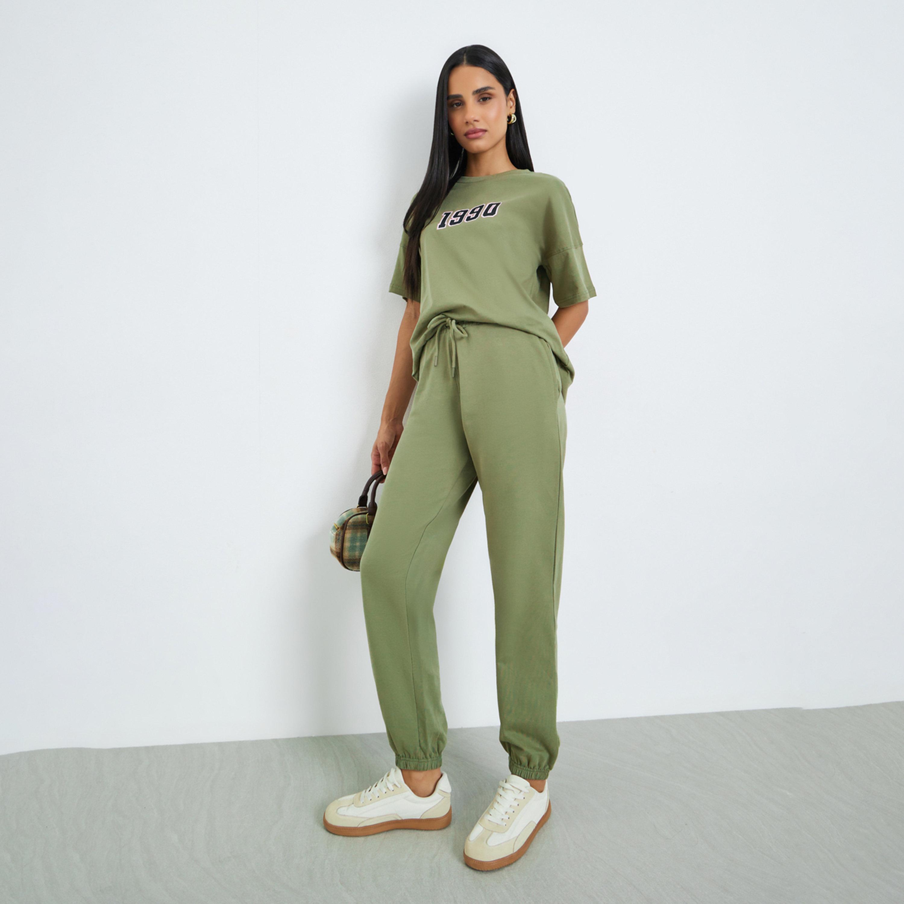 طقم منسق من جوغر بأساور وتيشيرت طويل بطبعة-women-clothing-coordsets-image-1