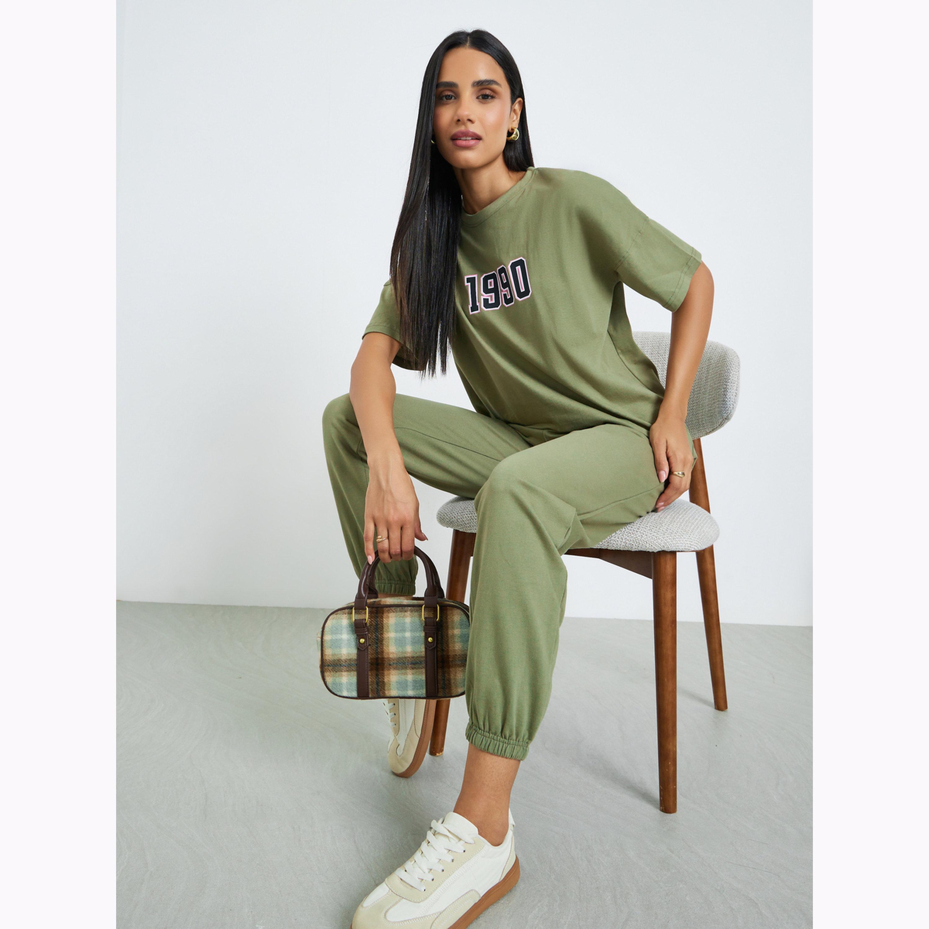 طقم منسق من جوغر بأساور وتيشيرت طويل بطبعة-women-clothing-coordsets-image-2