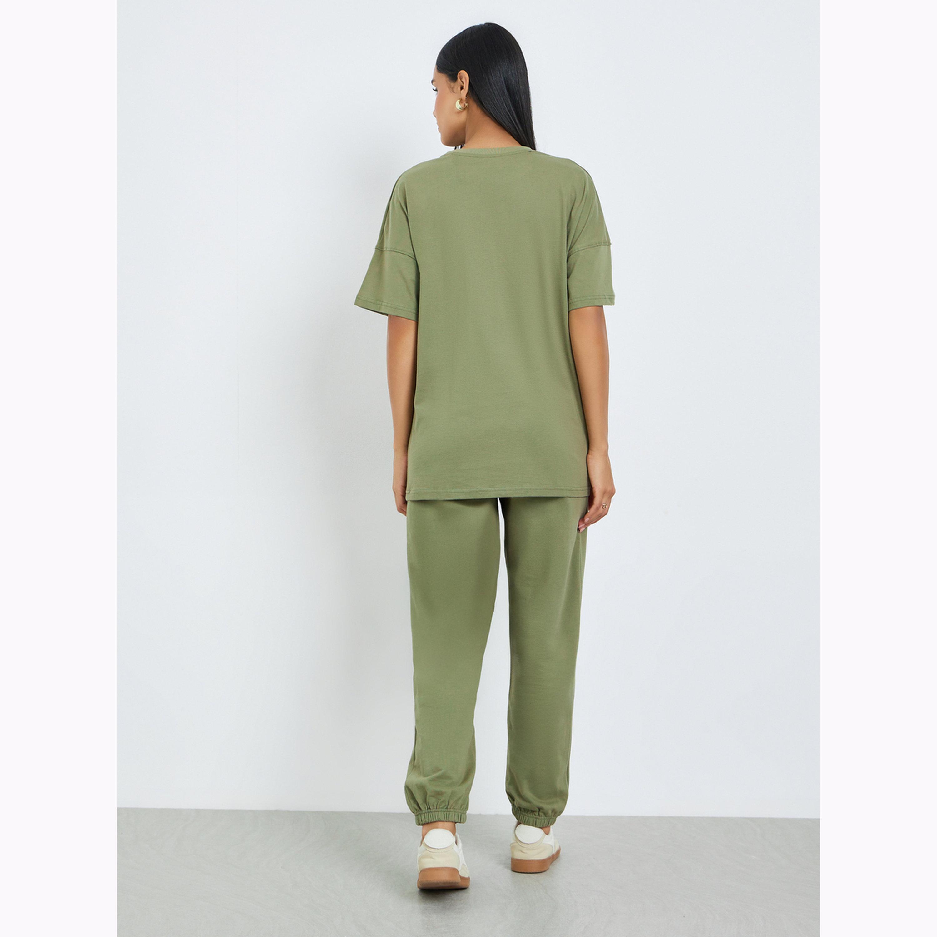 طقم منسق من جوغر بأساور وتيشيرت طويل بطبعة-women-clothing-coordsets-image-4