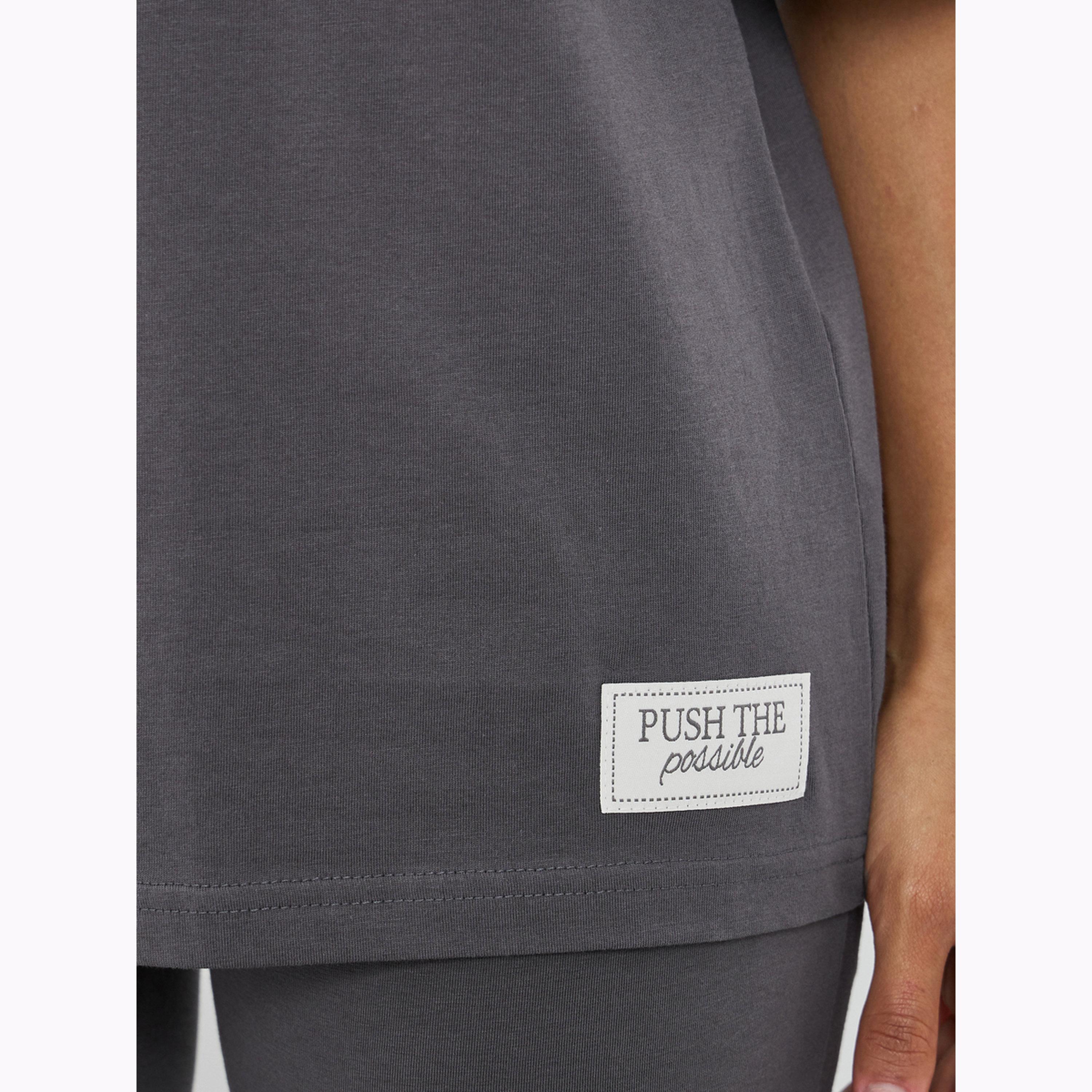 طقم منسق من ليقنز بأرجل واسعة وتيشيرت كبير الحجم ومطبع-women-clothing-coordsets-image-4