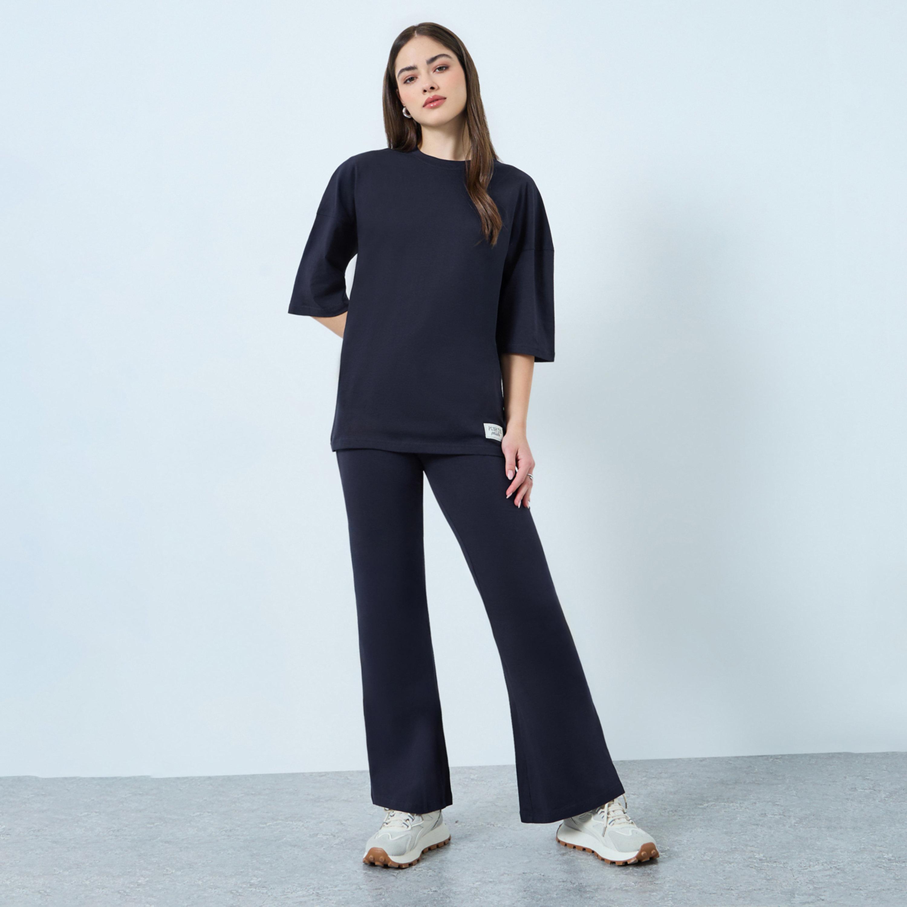 طقم منسق من ليقنز بأرجل واسعة وتيشيرت كبير الحجم ومطبع-women-clothing-coordsets-image-1