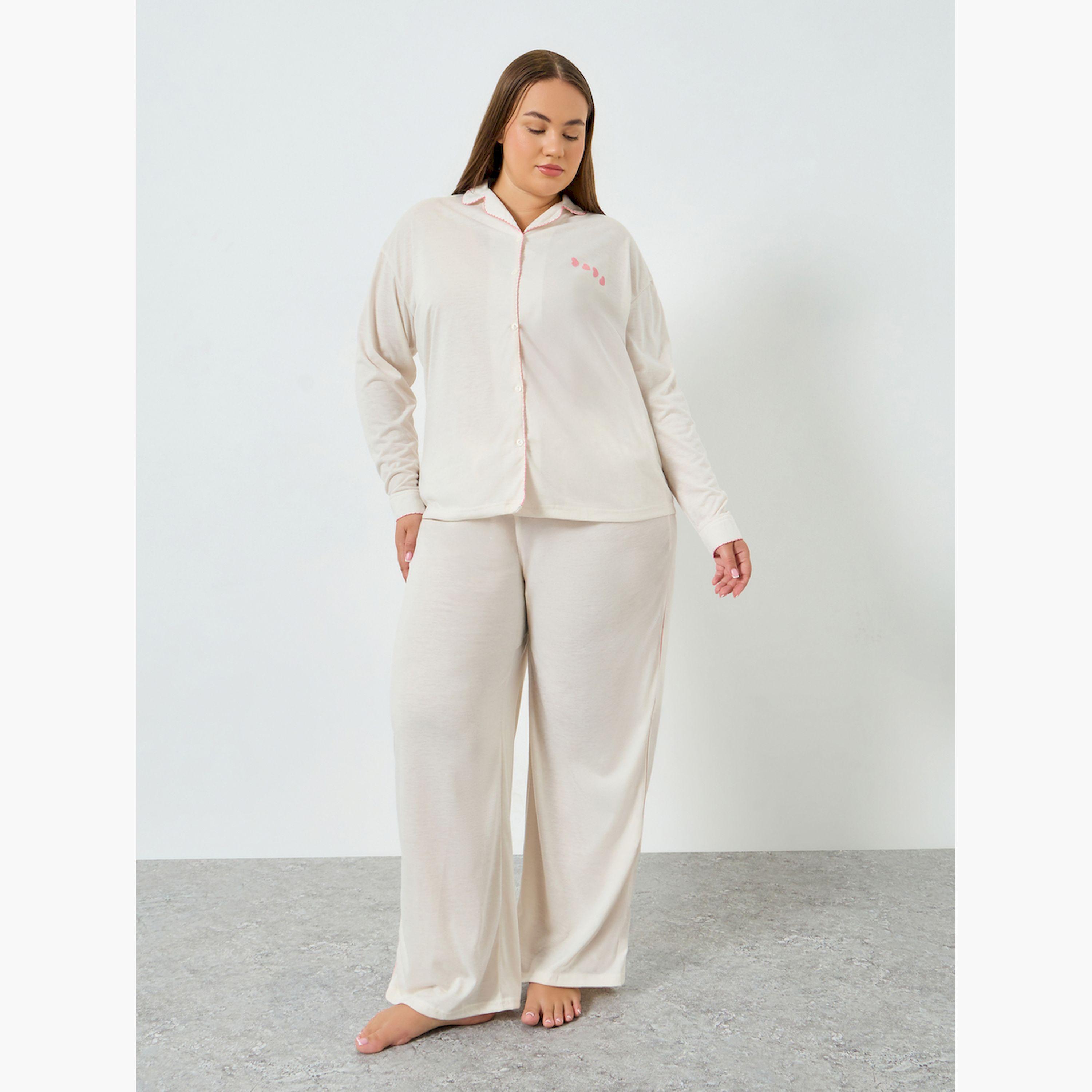 طقم بيجاما بمقاس كبير من بنطال وتيشيرت بطبعة قلوب-women-clothing-nightwear-pyjamas-longsets-image-1