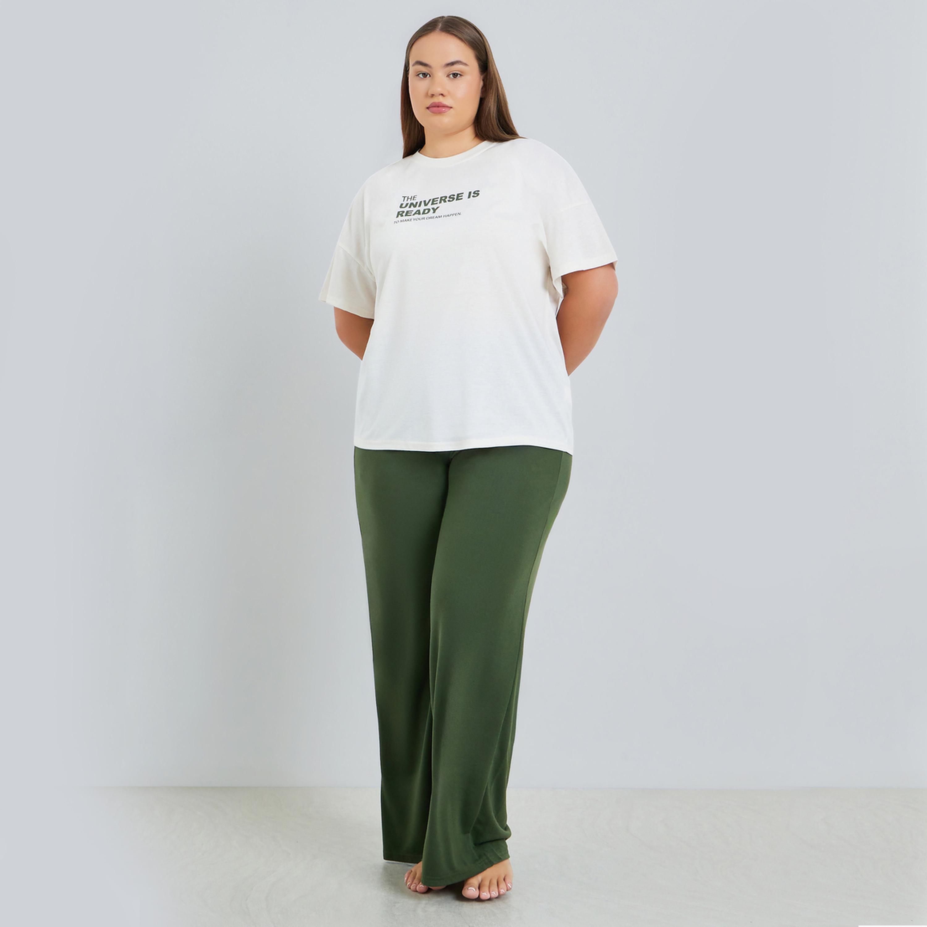 طقم بيجاما وتيشيرت بطبعة شعار بمقاسات كبيرة-women-clothing-nightwear-pyjamas-longsets-image-1