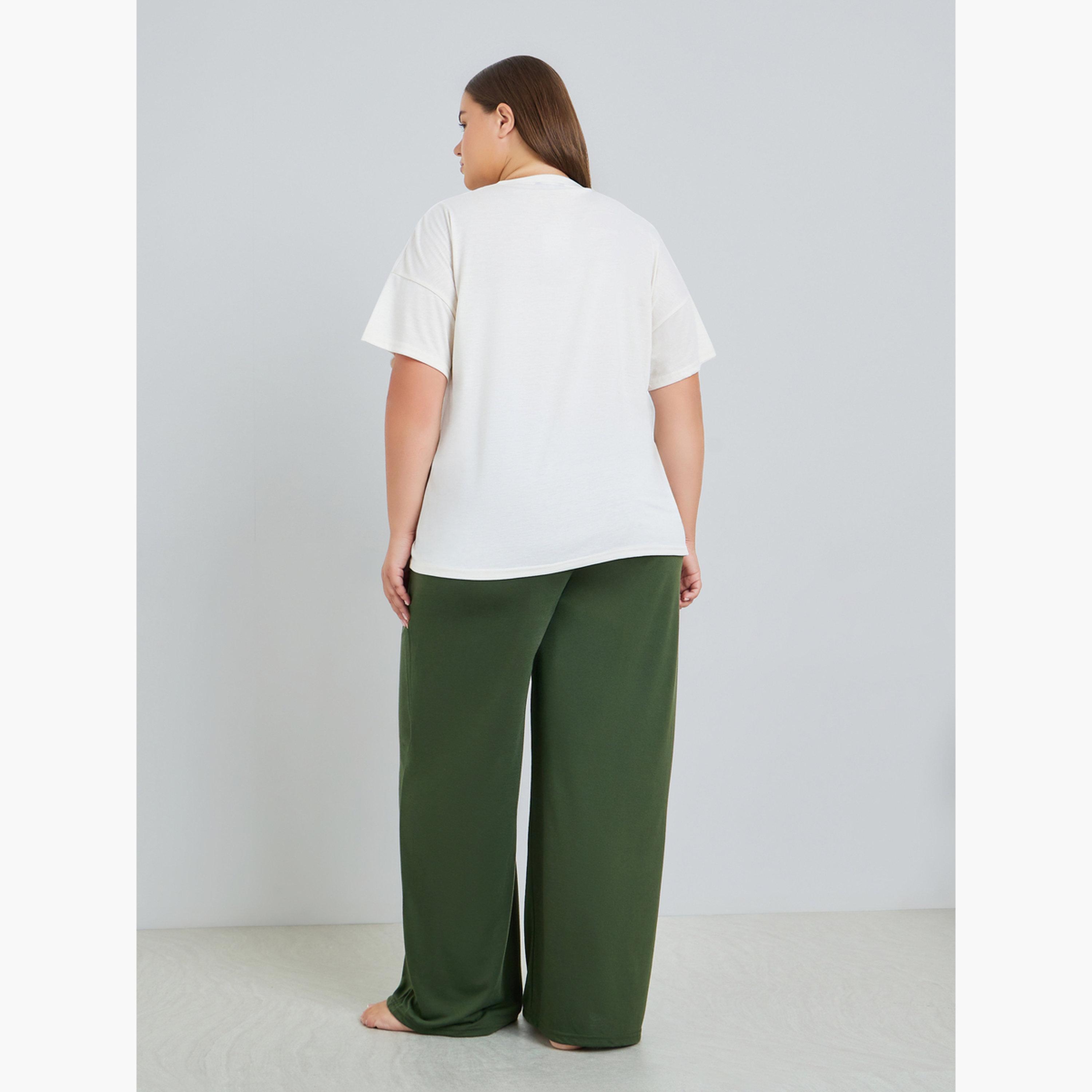 طقم بيجاما وتيشيرت بطبعة شعار بمقاسات كبيرة-women-clothing-nightwear-pyjamas-longsets-image-6