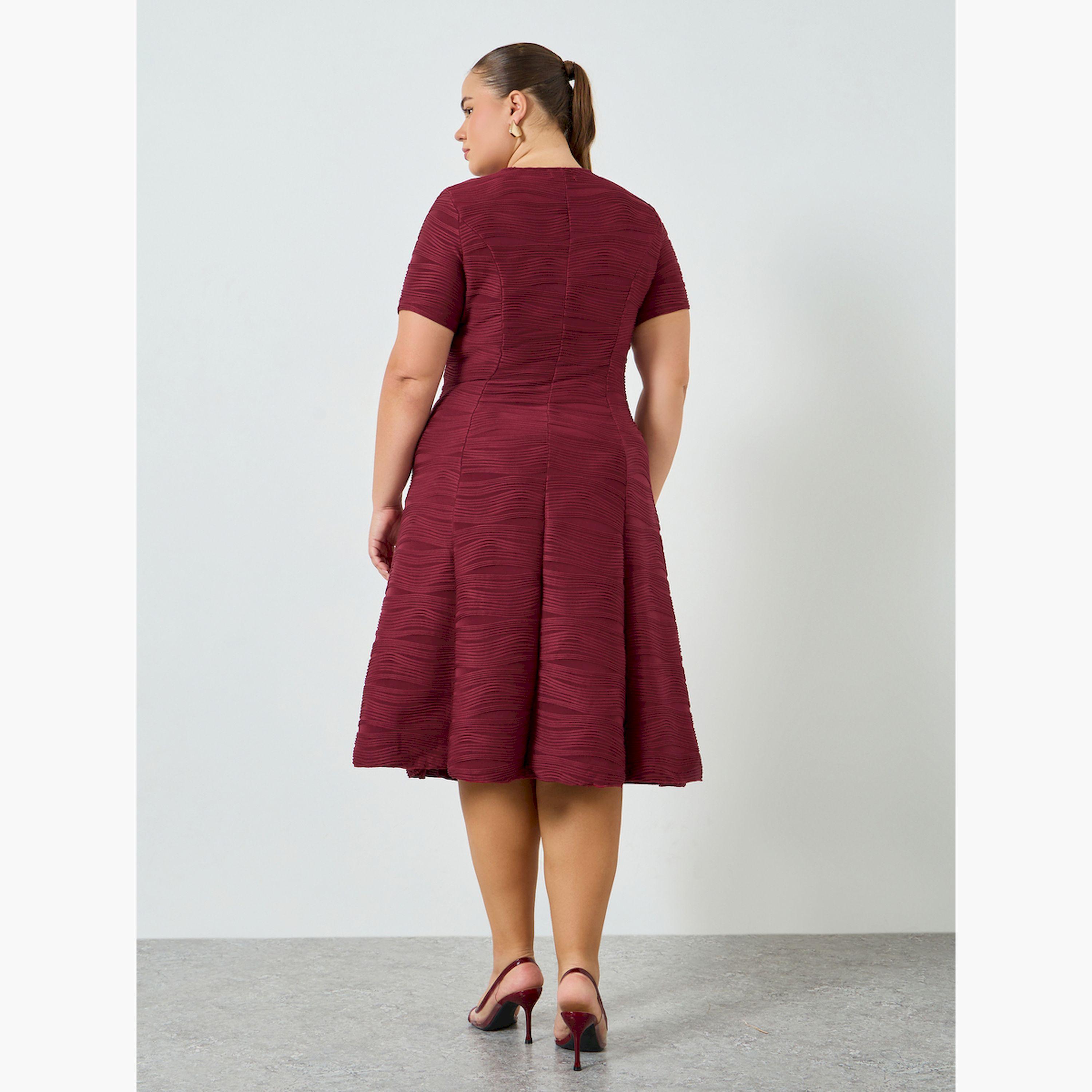 Styli Plus Size Burgundy Short Sleeves A-Line Midi Dress-women-clothing-dresses-image-4