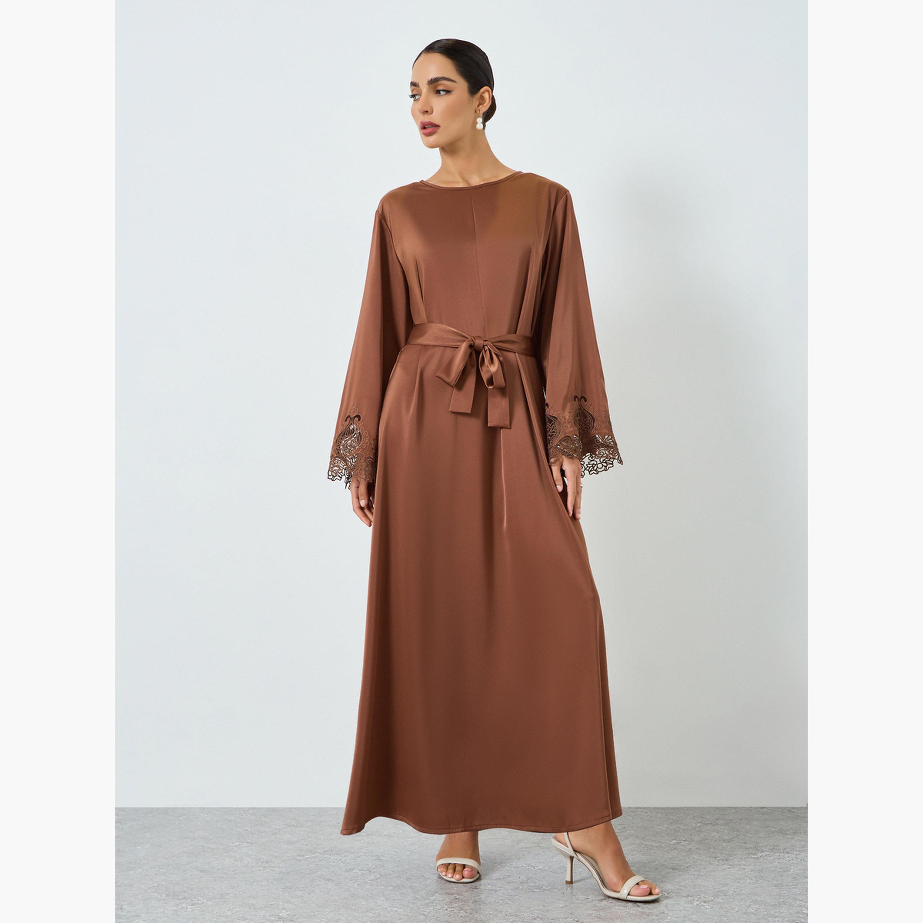 جلابية بأكمام طويلة وتفاصيل دانتيل-women-arabicclothing-jalabiyas-image-1