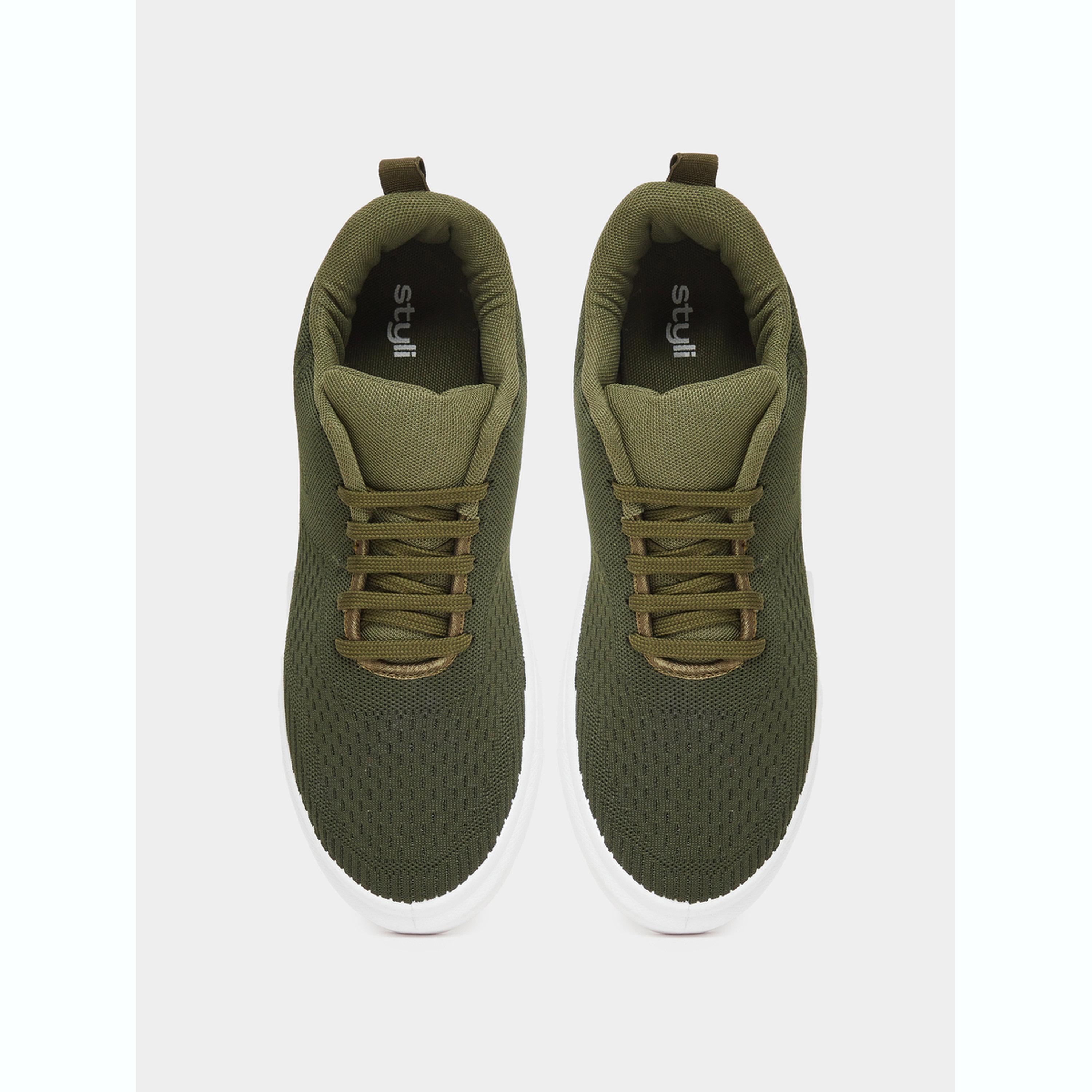 حذاء كاجوال برباط ونمط شبكي سادة-men-shoes-sneakers-image-3