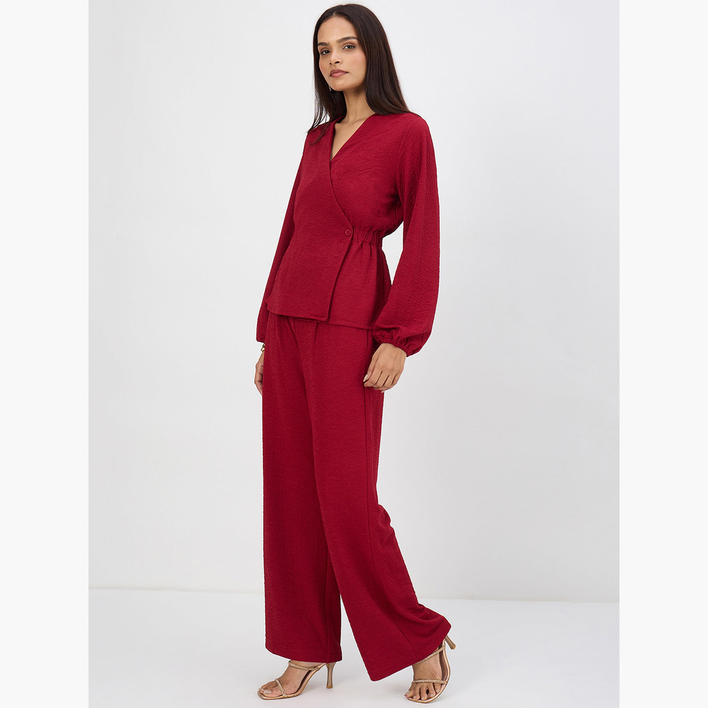 طقم منسق من بنطال وبلوزة بنمط لف وتفاصيل بارزة الملمس-women-clothing-coordsets-image-1