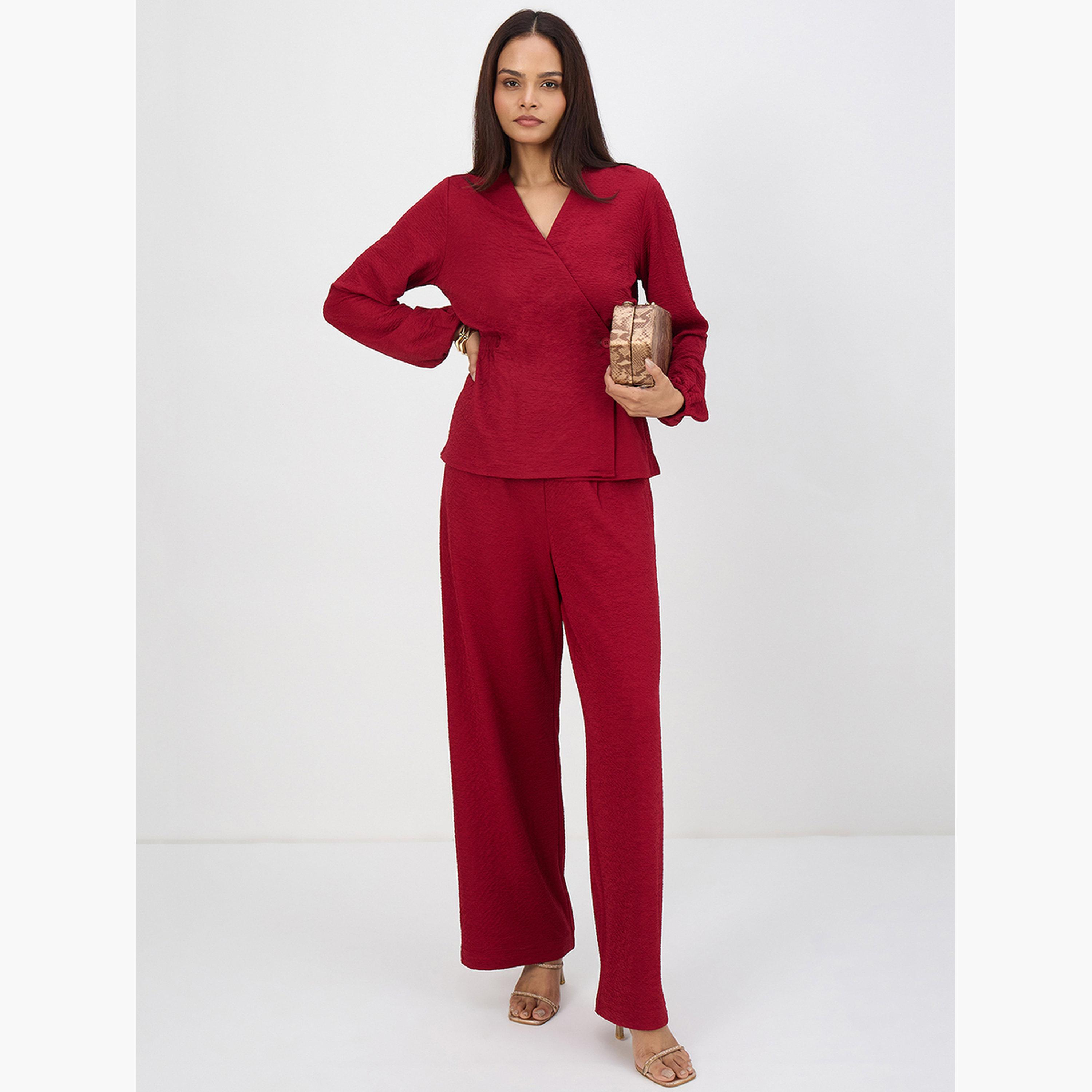 طقم منسق من بنطال وبلوزة بنمط لف وتفاصيل بارزة الملمس-women-clothing-coordsets-image-5