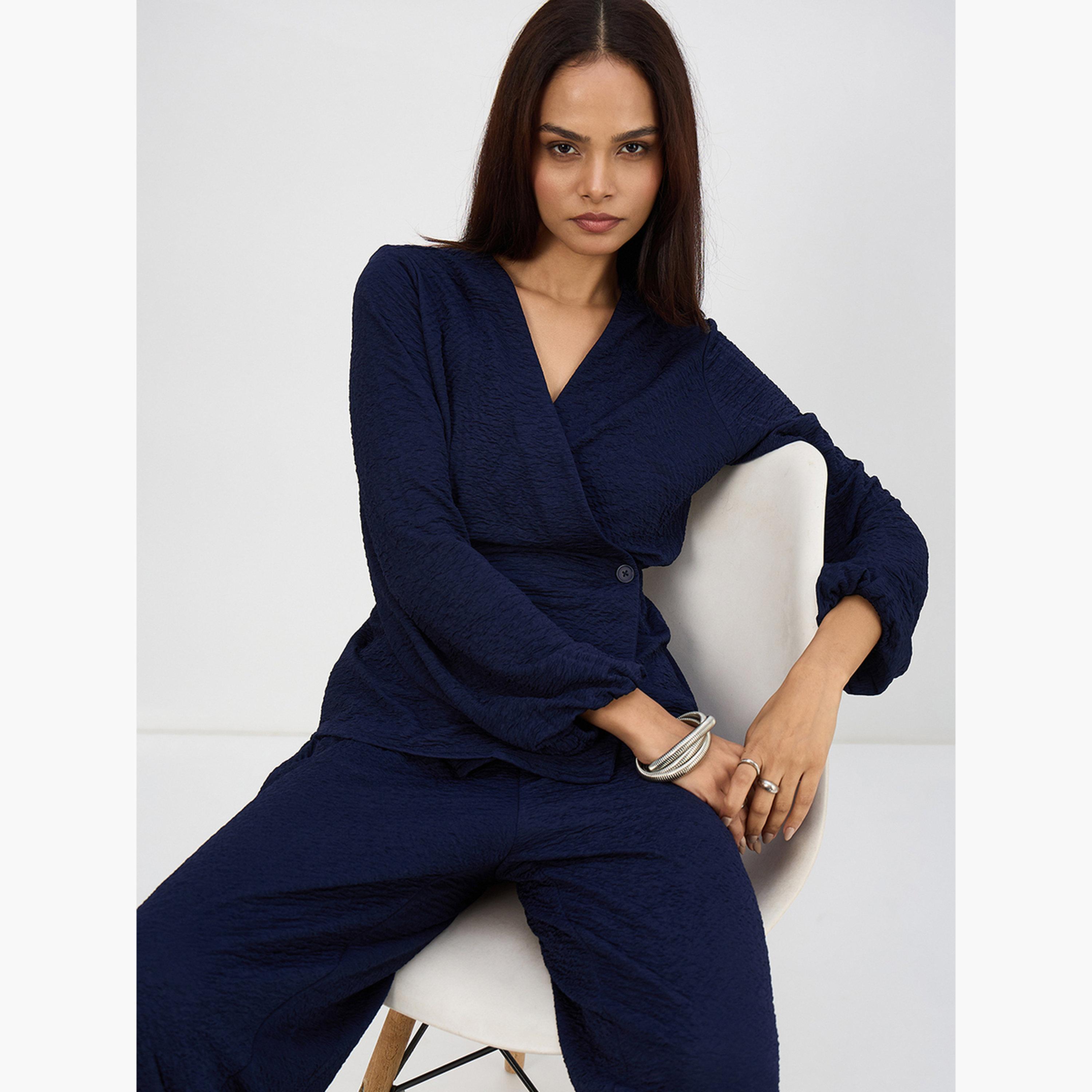 طقم منسق من بنطال وبلوزة بنمط لف بارزة الملمس-women-clothing-coordsets-image-4