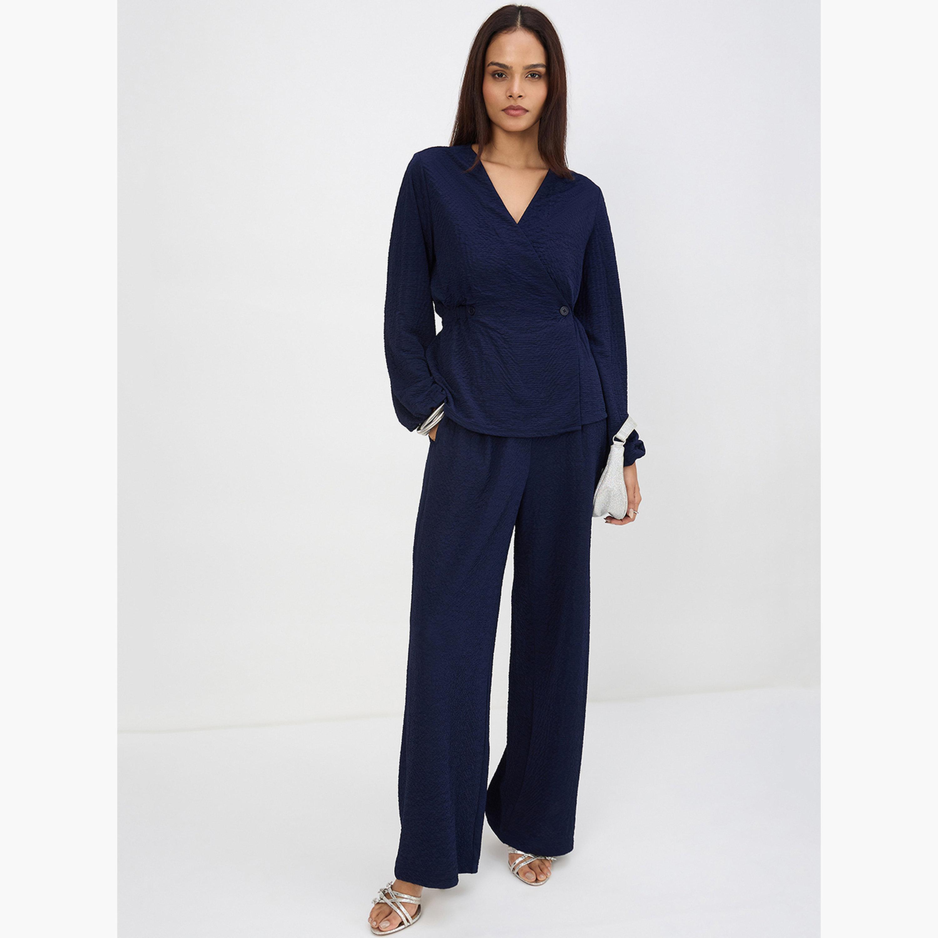 طقم منسق من بنطال وبلوزة بنمط لف بارزة الملمس-women-clothing-coordsets-image-5