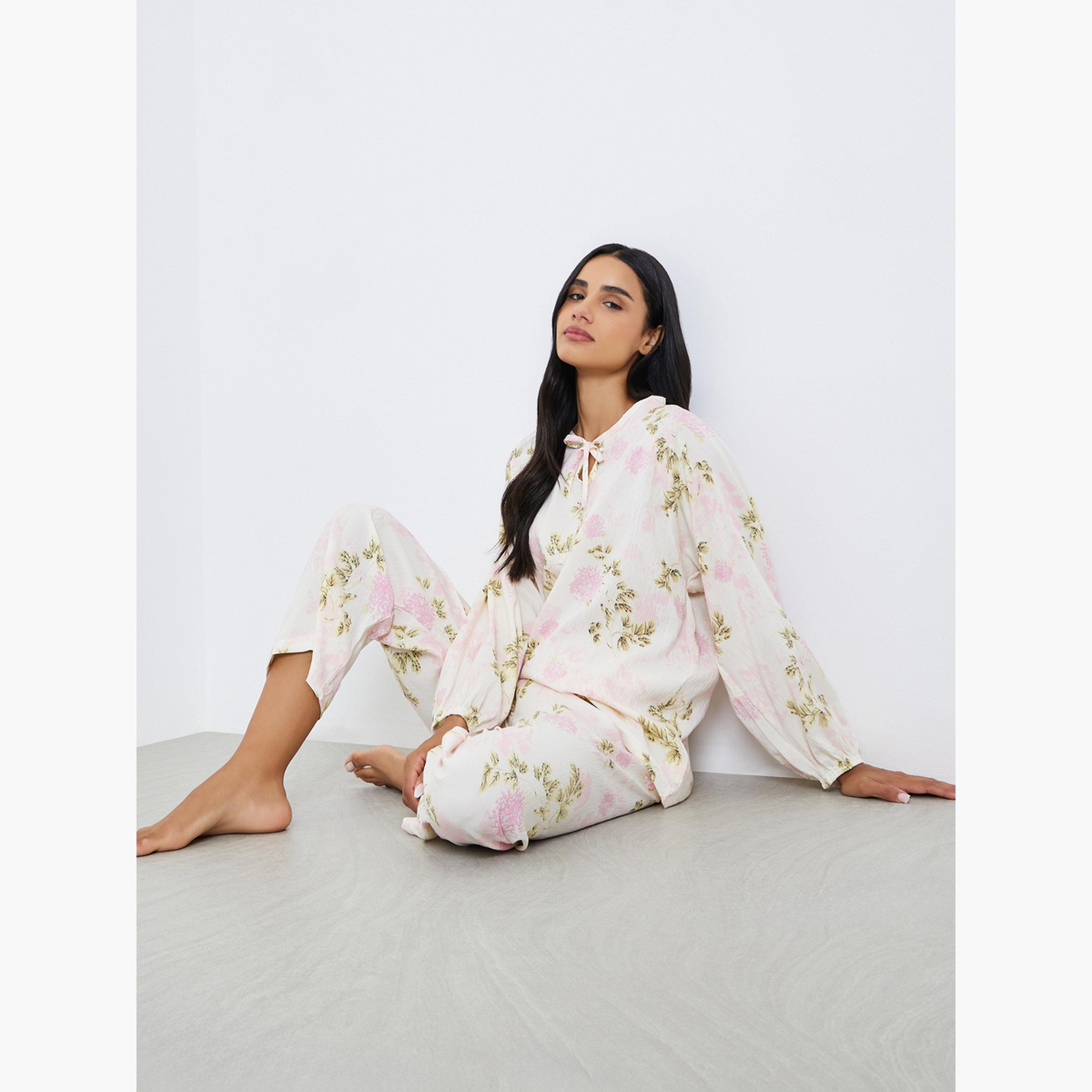 طقم بيجاما من بنطال وبلوزة بطبعة زهور-women-clothing-nightwear-pyjamas-longsets-image-6
