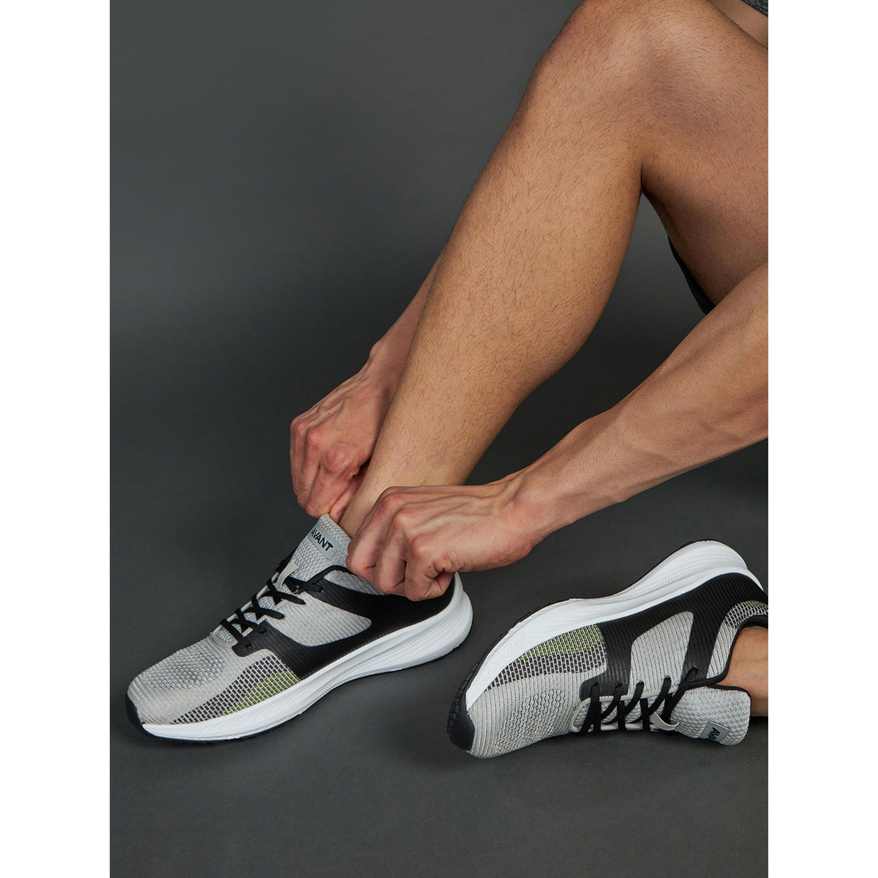 حذاء للجري بتفاصيل شعار ورباط غلق-men-shoes-sneakers-image-5