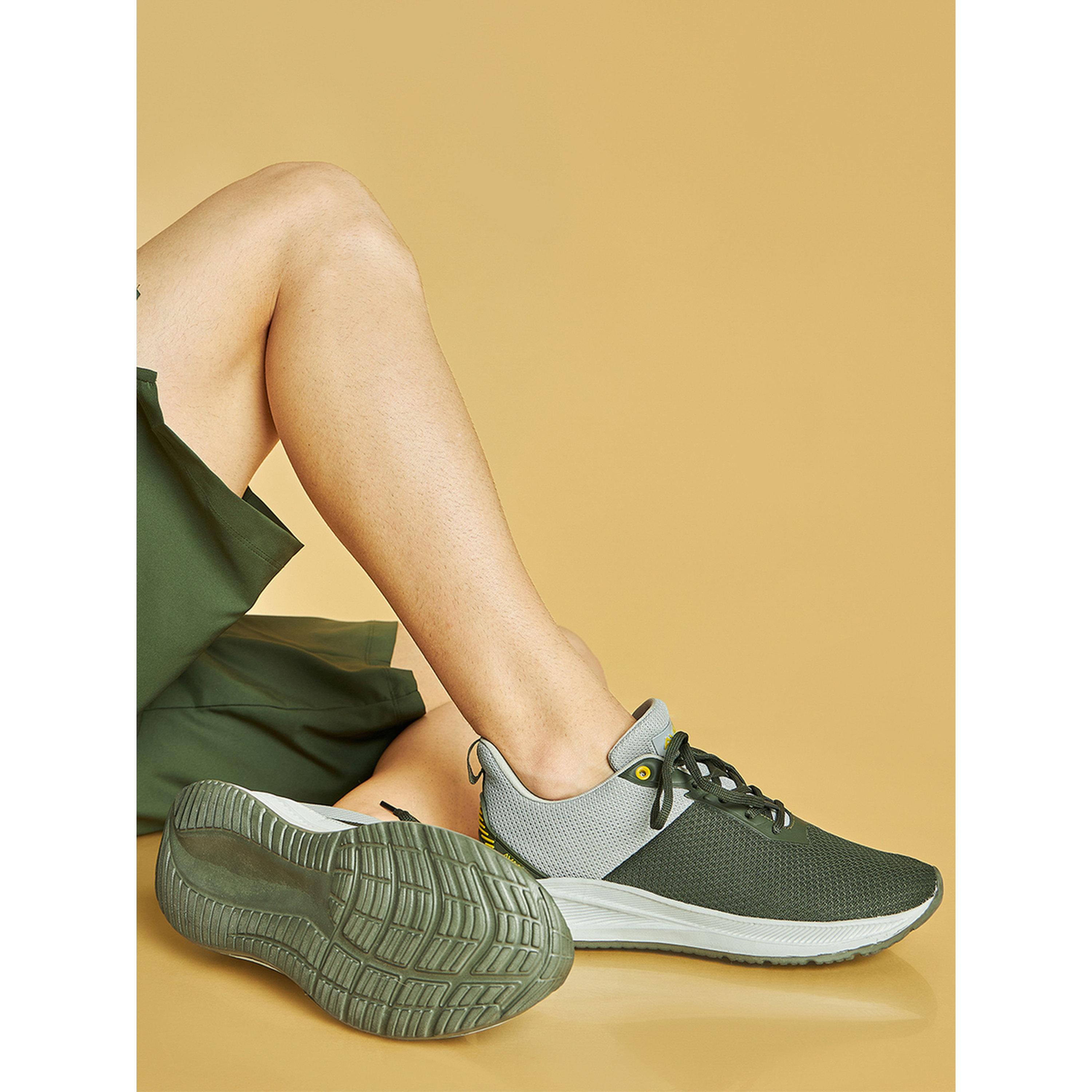 حذاء سنيكرز للمشي بنمط كتل الالوان ورباط غلق-men-shoes-sneakers-image-2