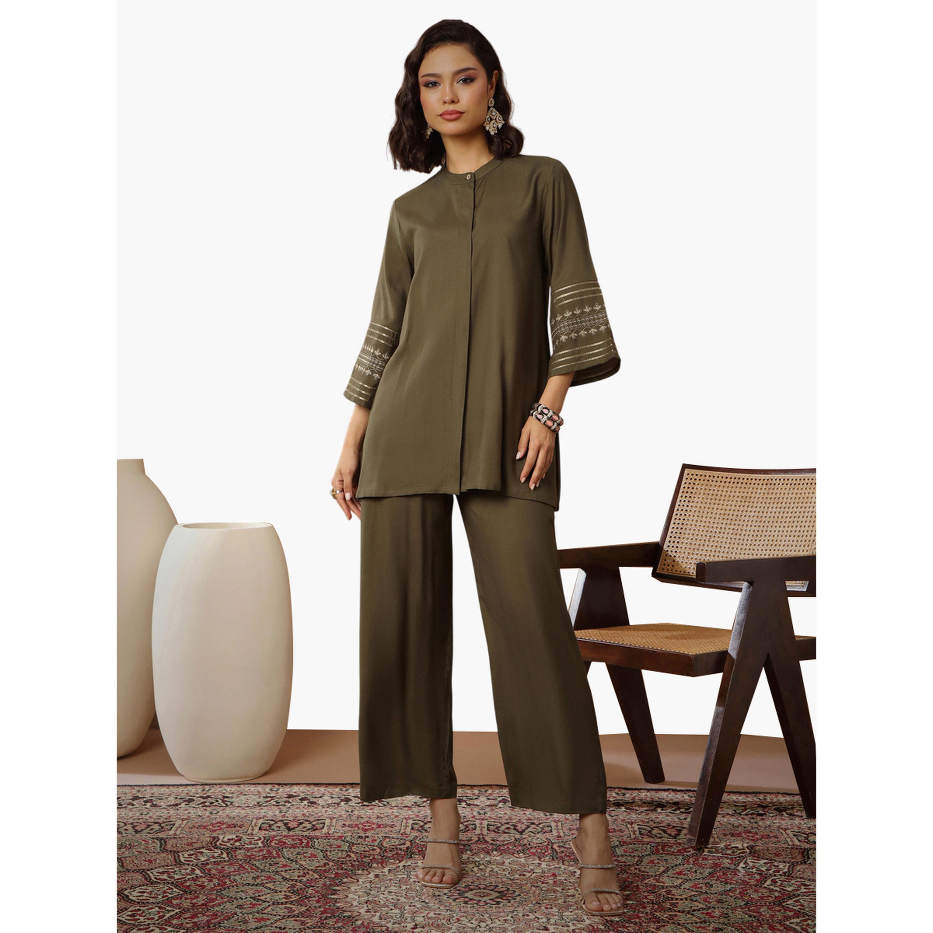 طقم منسق من بنطال وبلوزة بأكمام مطرزة بزي زيتوني-women-clothing-coordsets-image-1