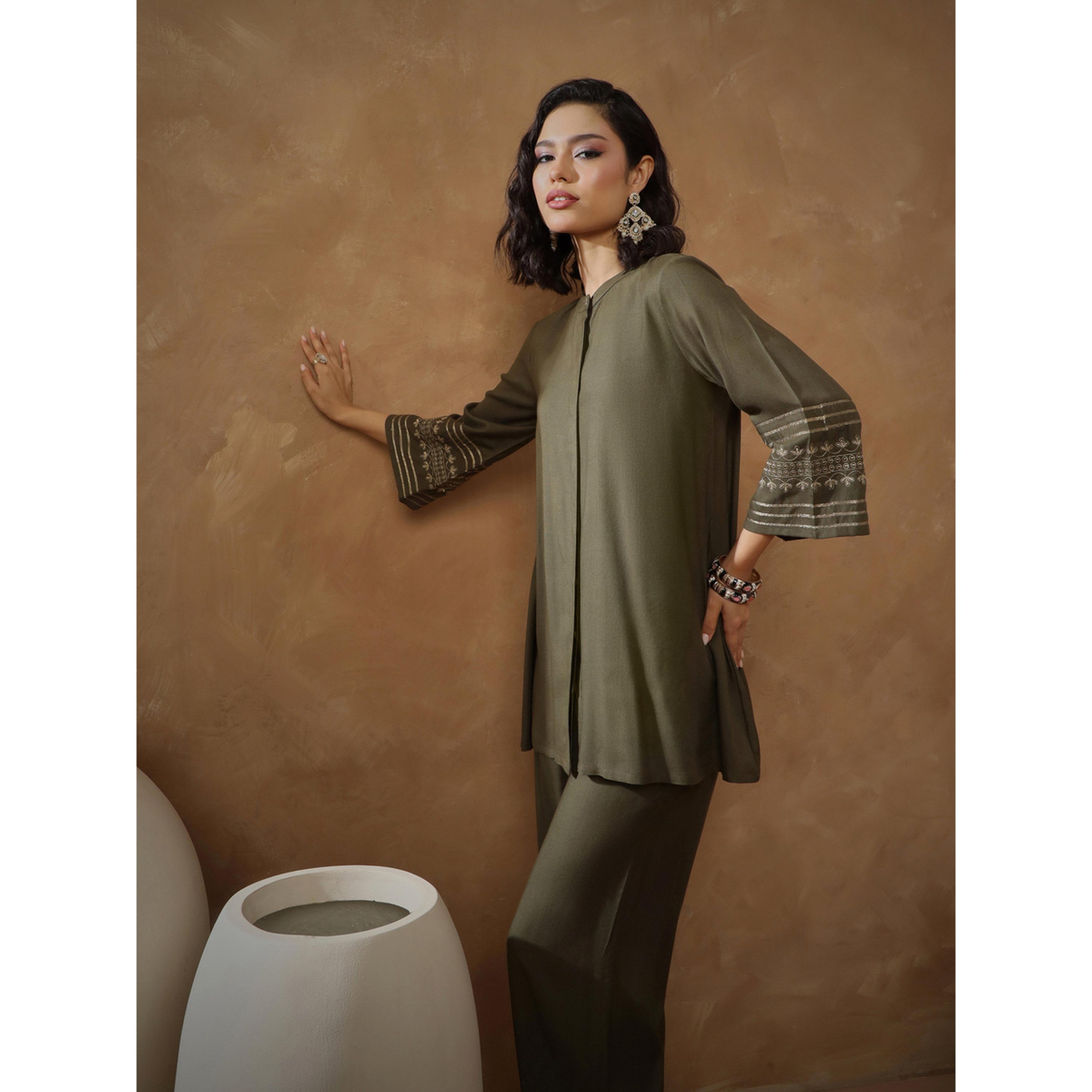 طقم منسق من بنطال وبلوزة بأكمام مطرزة بزي زيتوني-women-clothing-coordsets-image-2