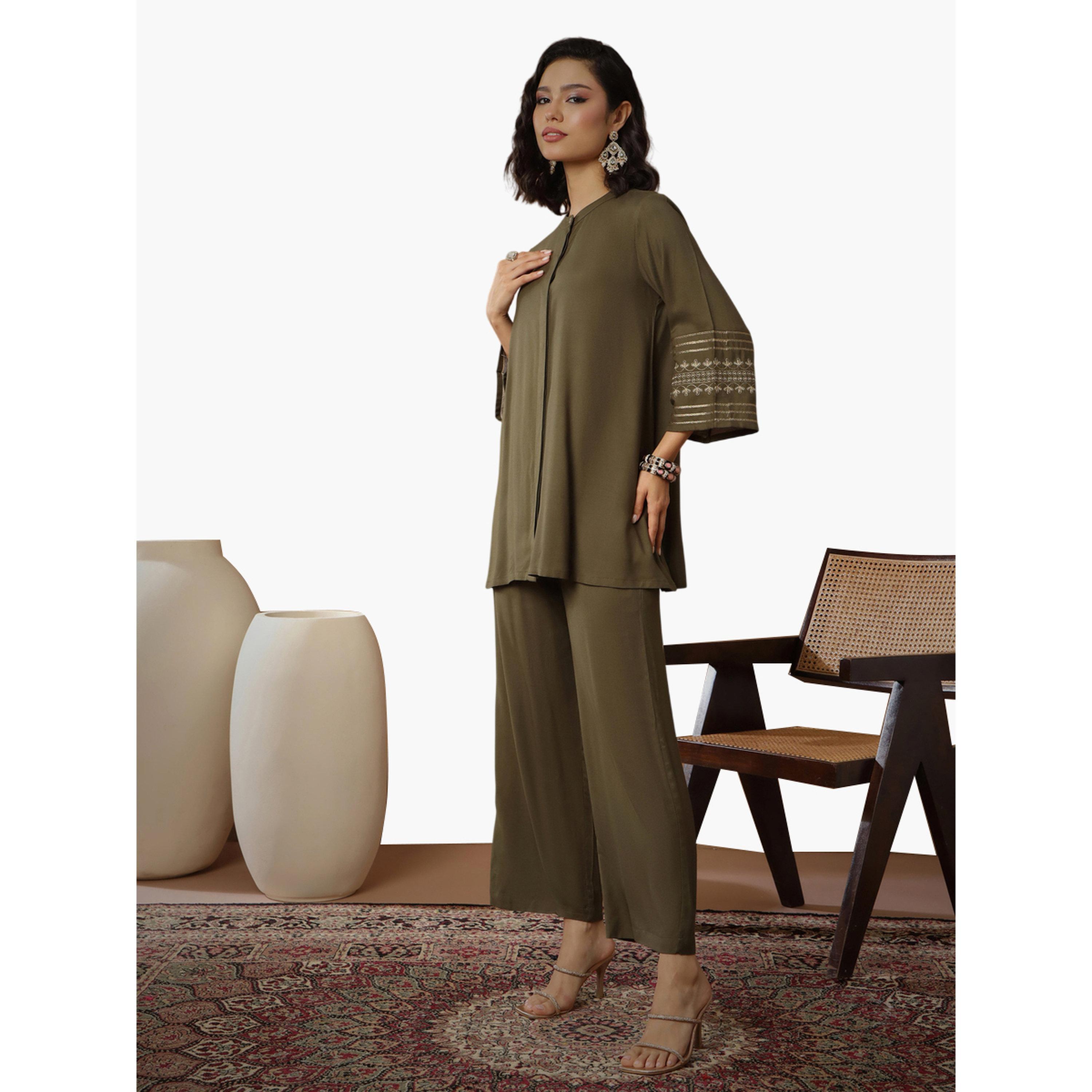 طقم منسق من بنطال وبلوزة بأكمام مطرزة بزي زيتوني-women-clothing-coordsets-image-3