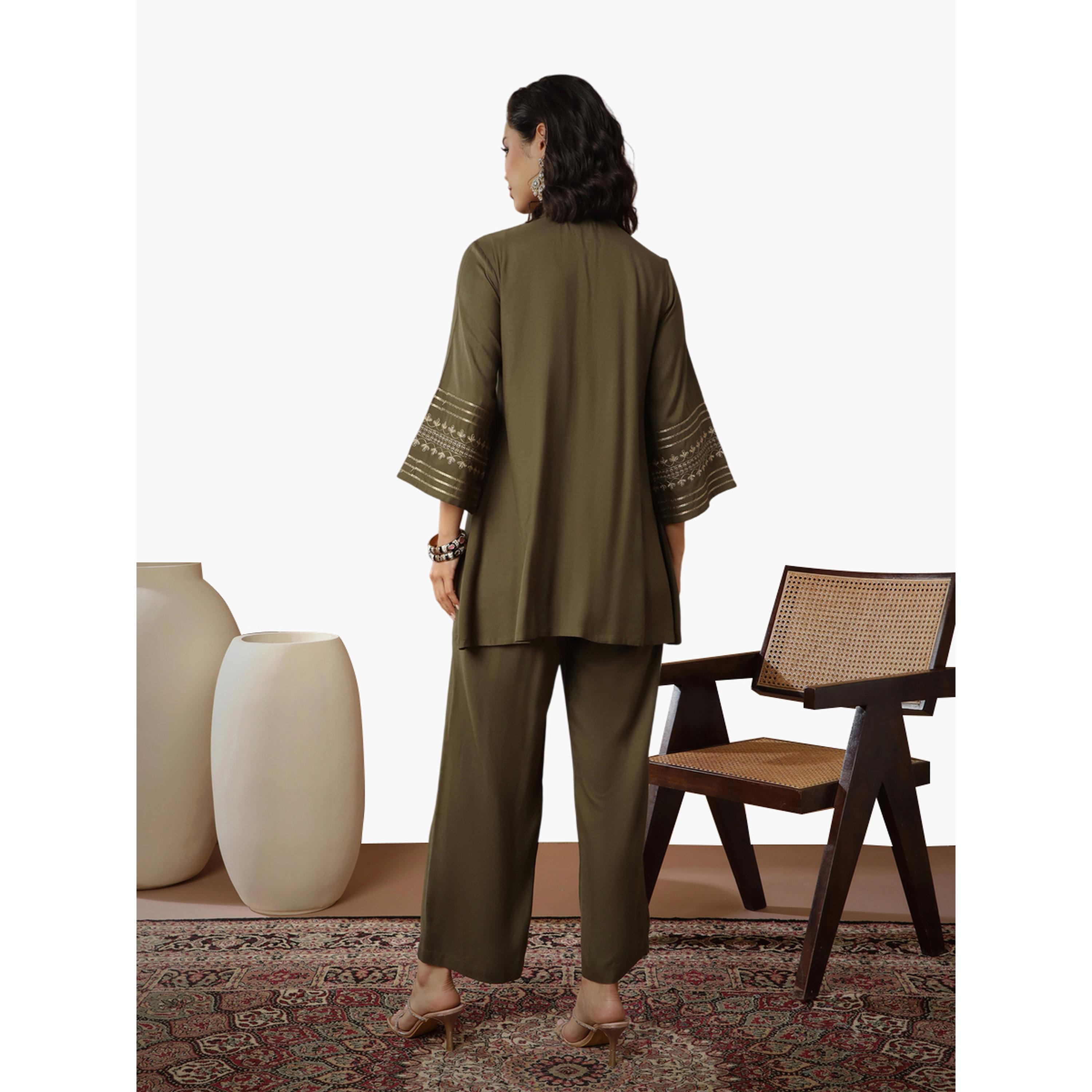 طقم منسق من بنطال وبلوزة بأكمام مطرزة بزي زيتوني-women-clothing-coordsets-image-4
