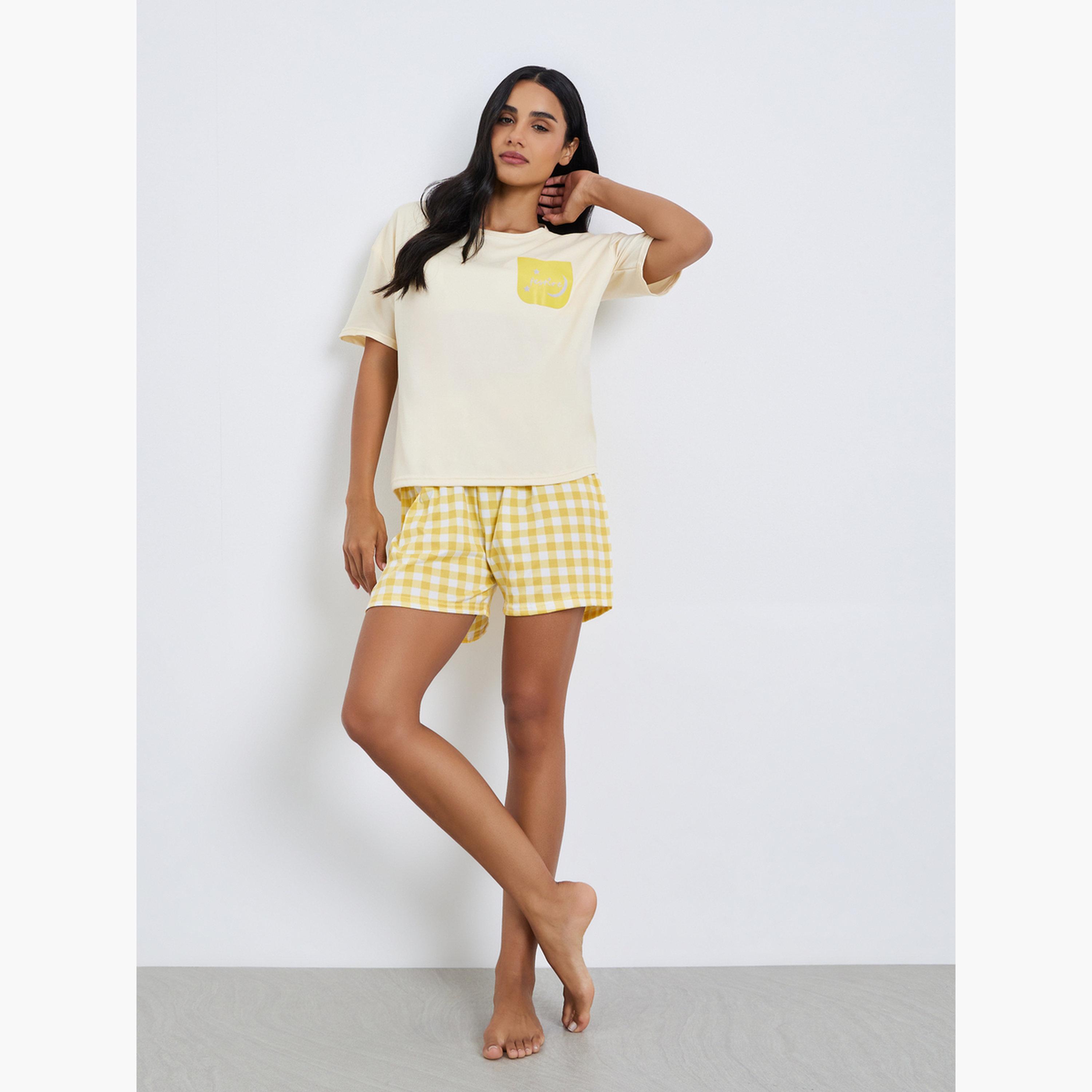 طقم تيشيرت بأكمام قصيرة وشورت بطبعة نص-women-clothing-nightwear-pyjamas-shortsets-image-1